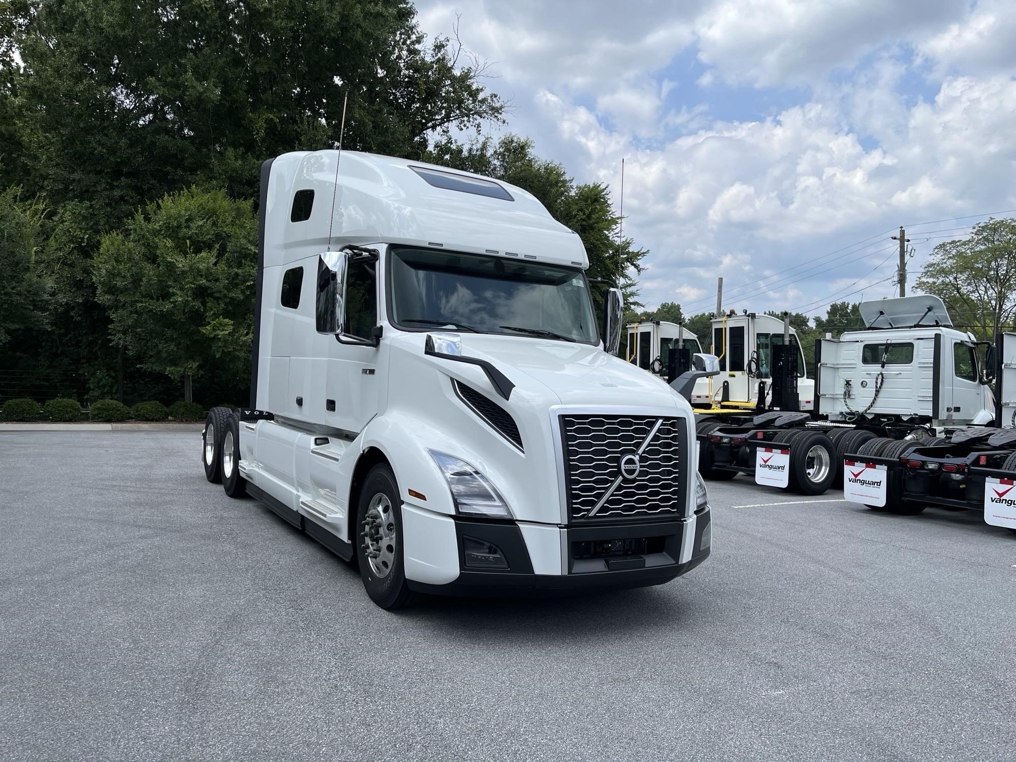 2025 VOLVO VNL64T760 - image 4 of 6