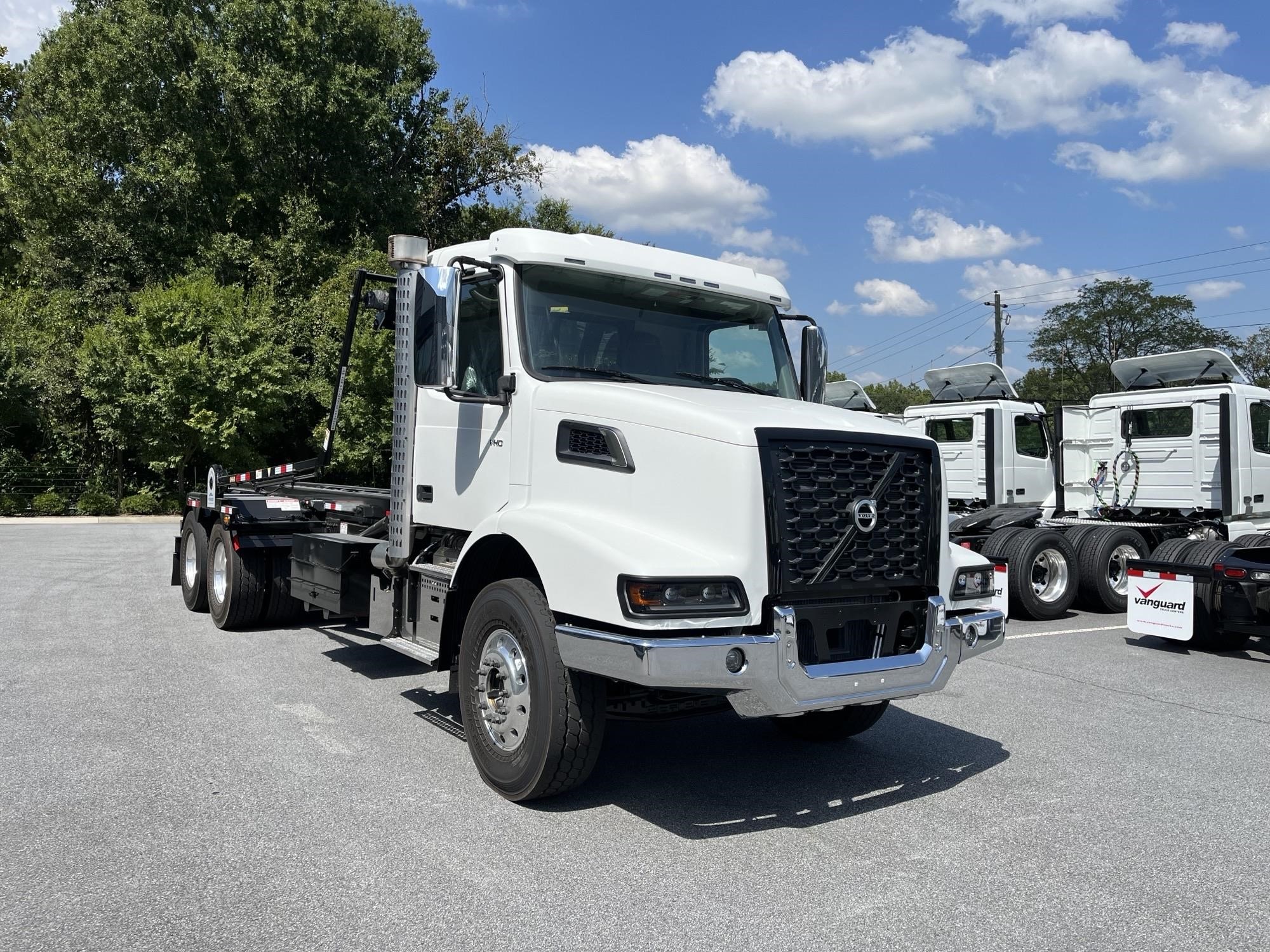 2025 VOLVO VHD64B300 - image 2 of 5