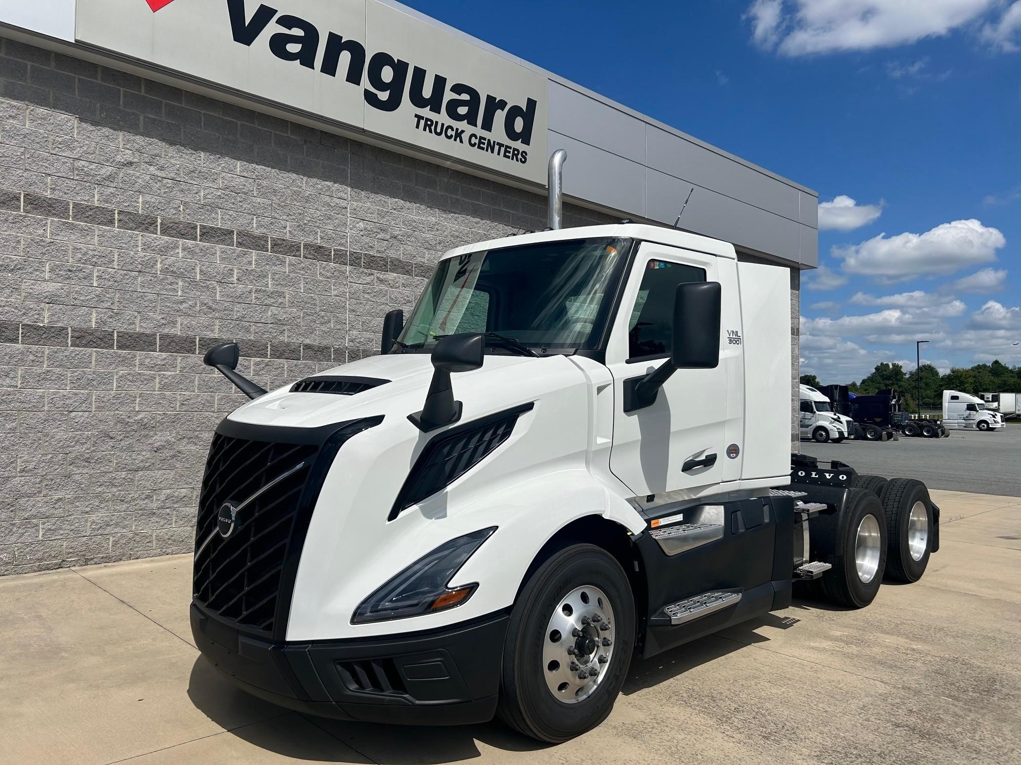 2025 VOLVO VNL64T300 - image 1 of 6