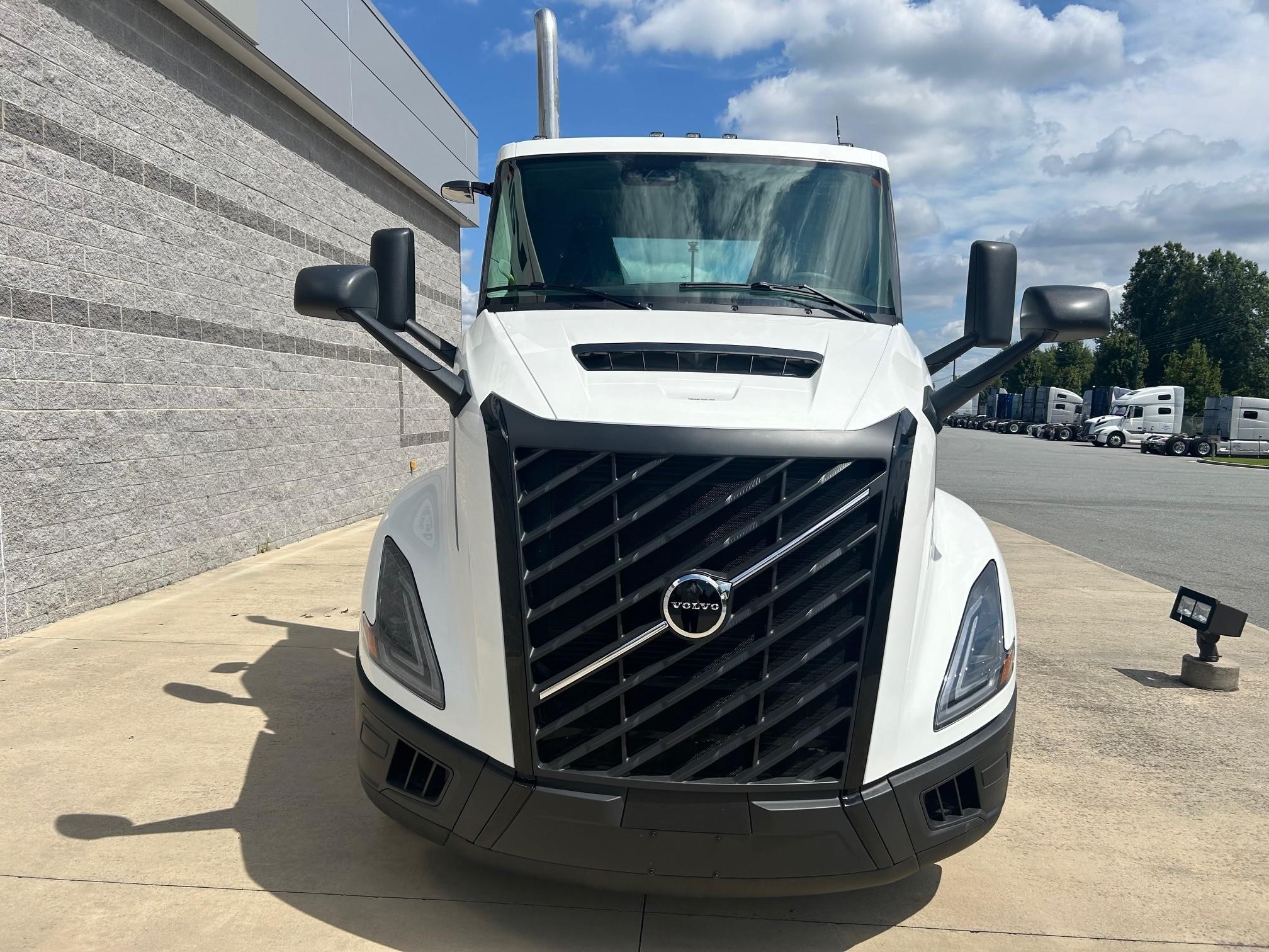 2025 VOLVO VNL64T300 - image 3 of 6