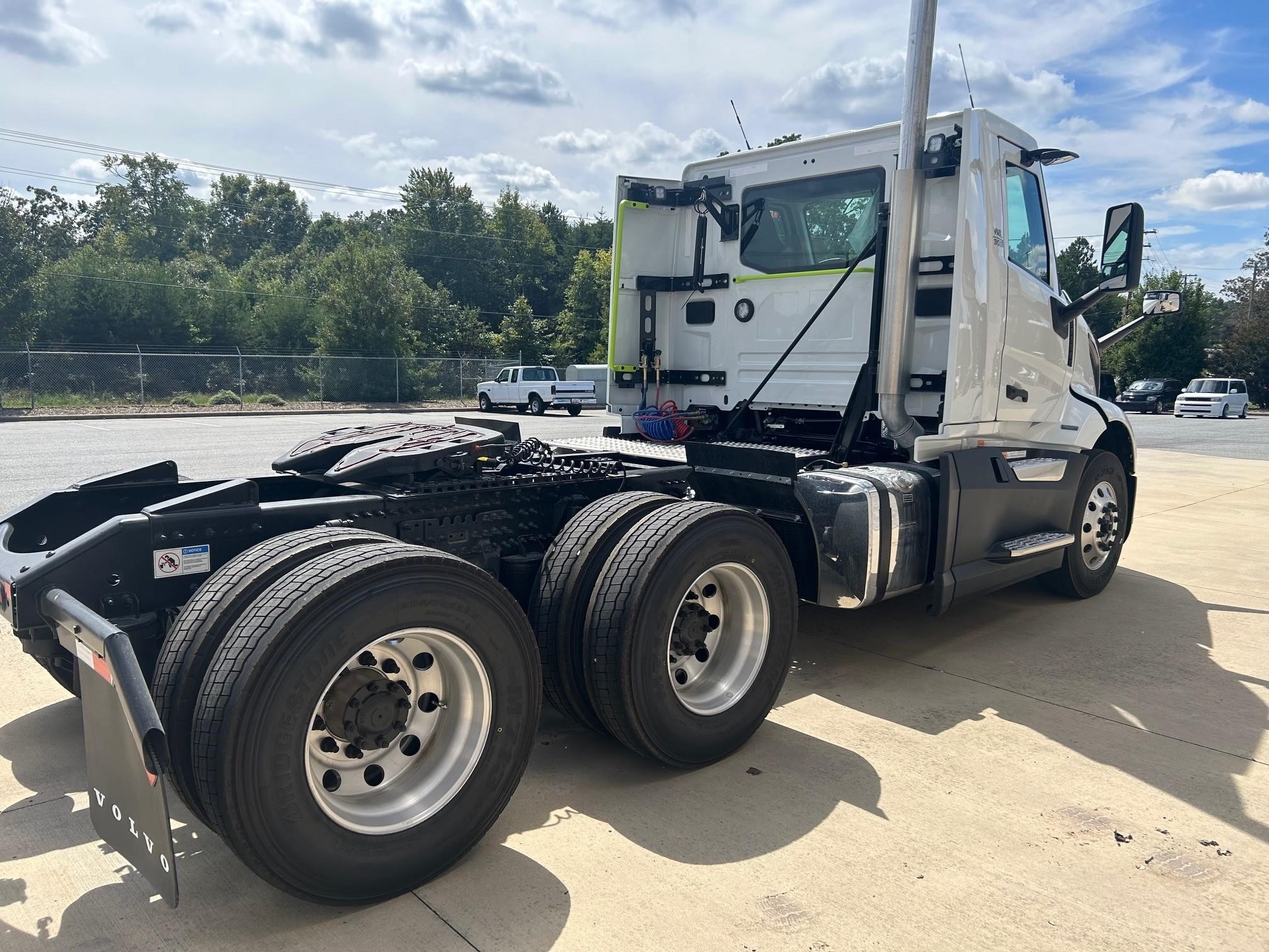 2025 VOLVO VNL64T300 - image 5 of 6