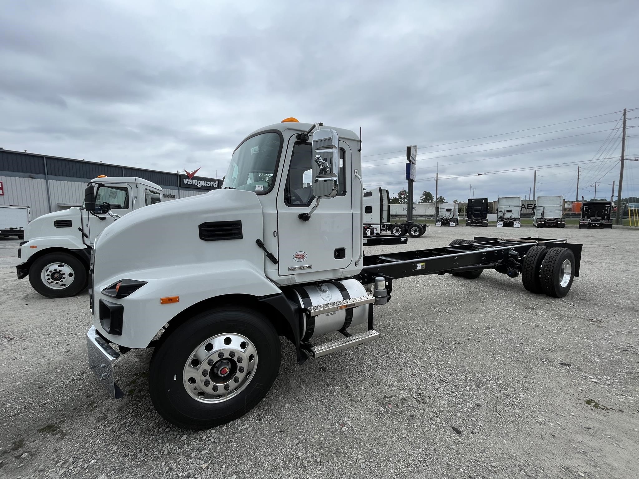 2025 MACK MD7 - image 1 of 3