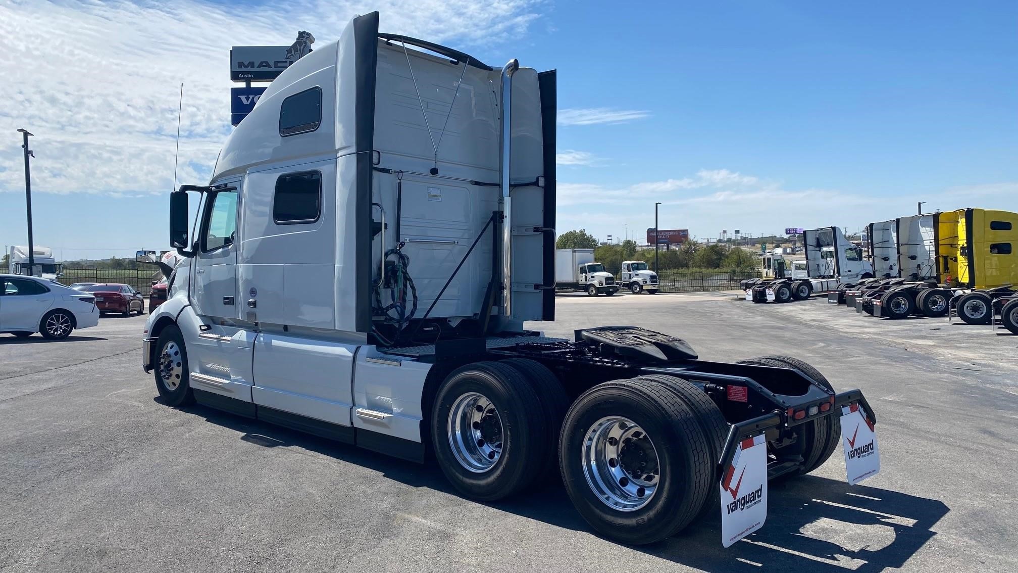 2025 VOLVO VNL64T860 - image 3 of 6