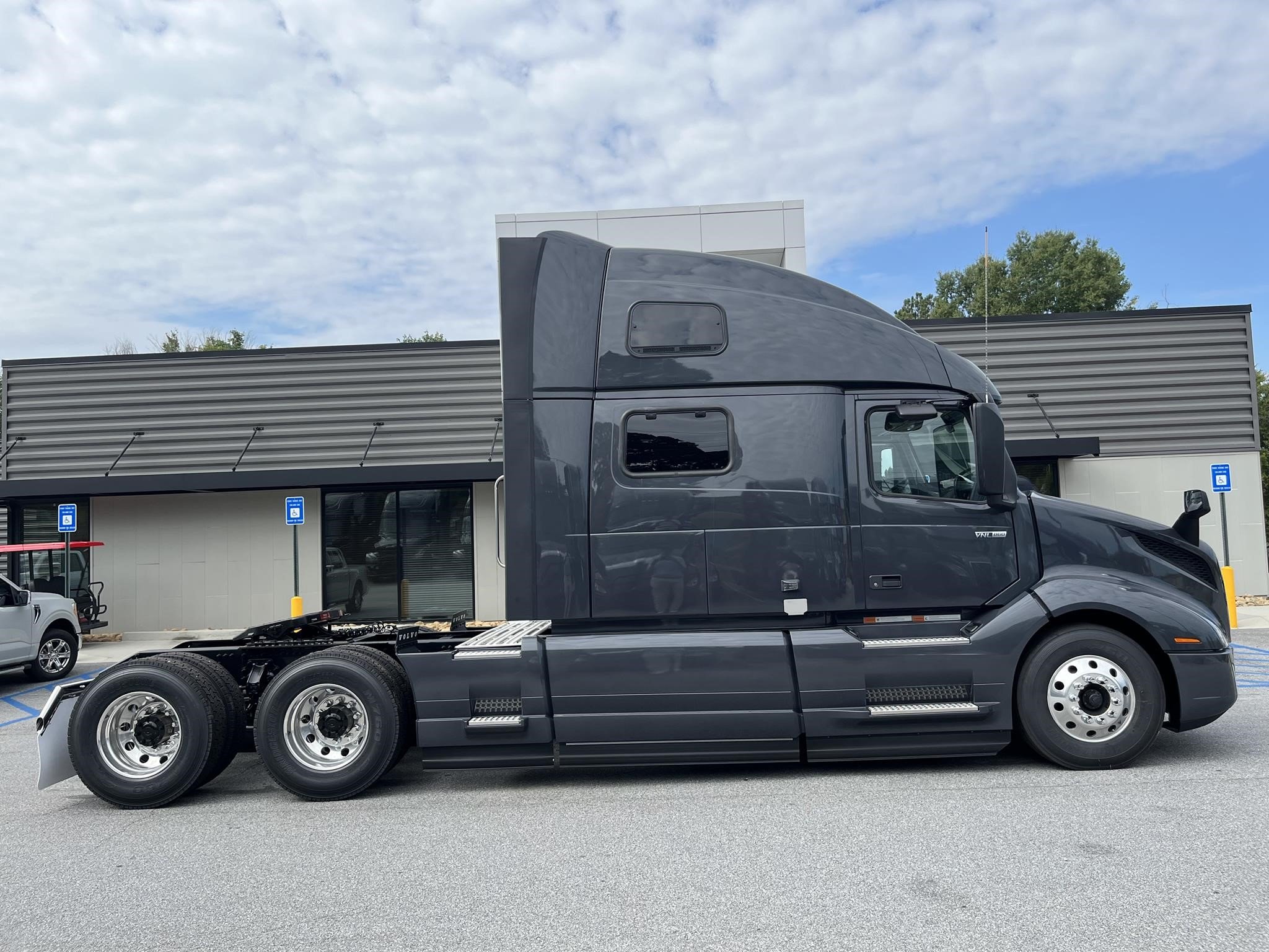 2025 VOLVO VNL64T860 - image 2 of 6