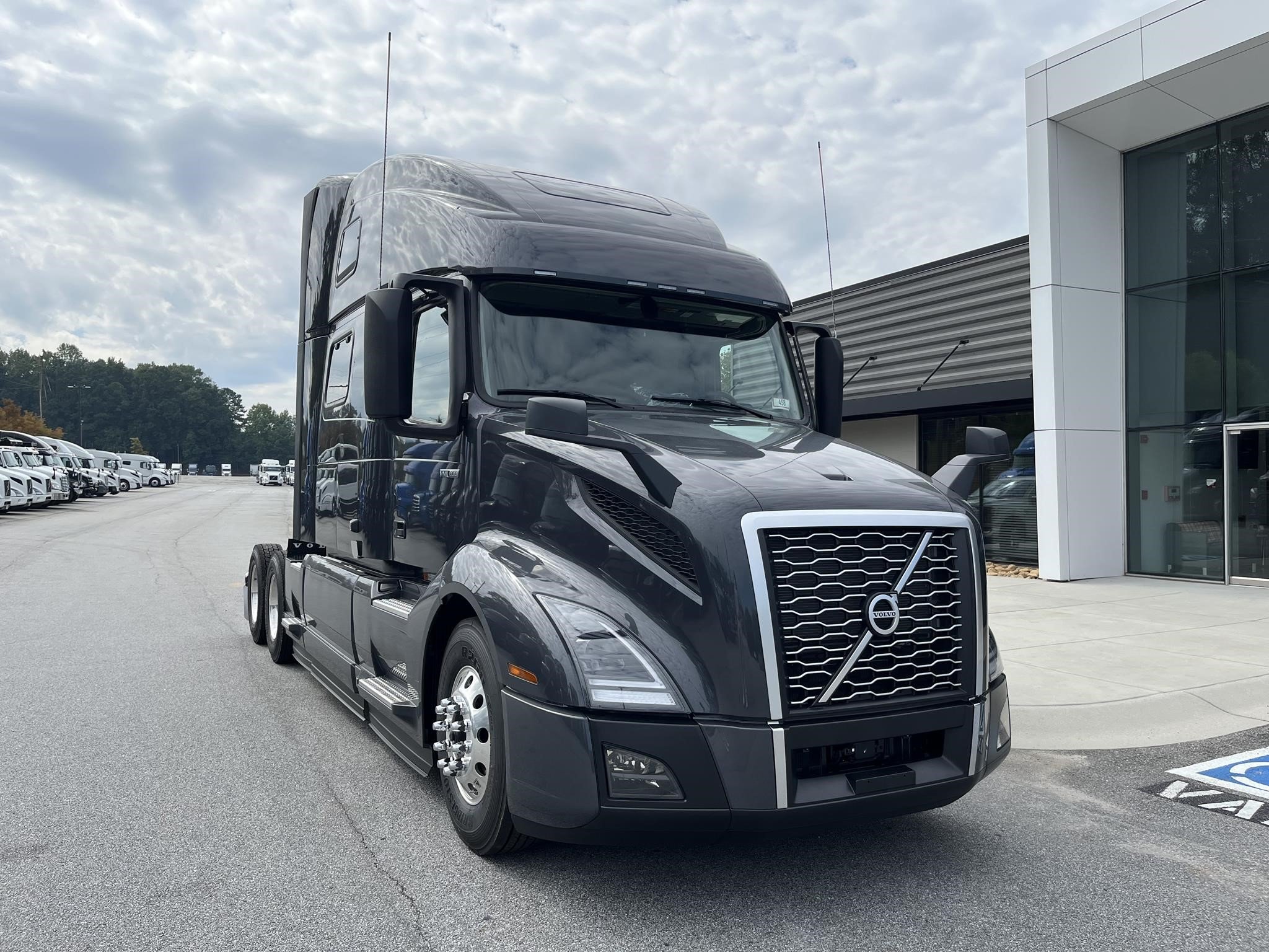 2025 VOLVO VNL64T860 - image 1 of 6