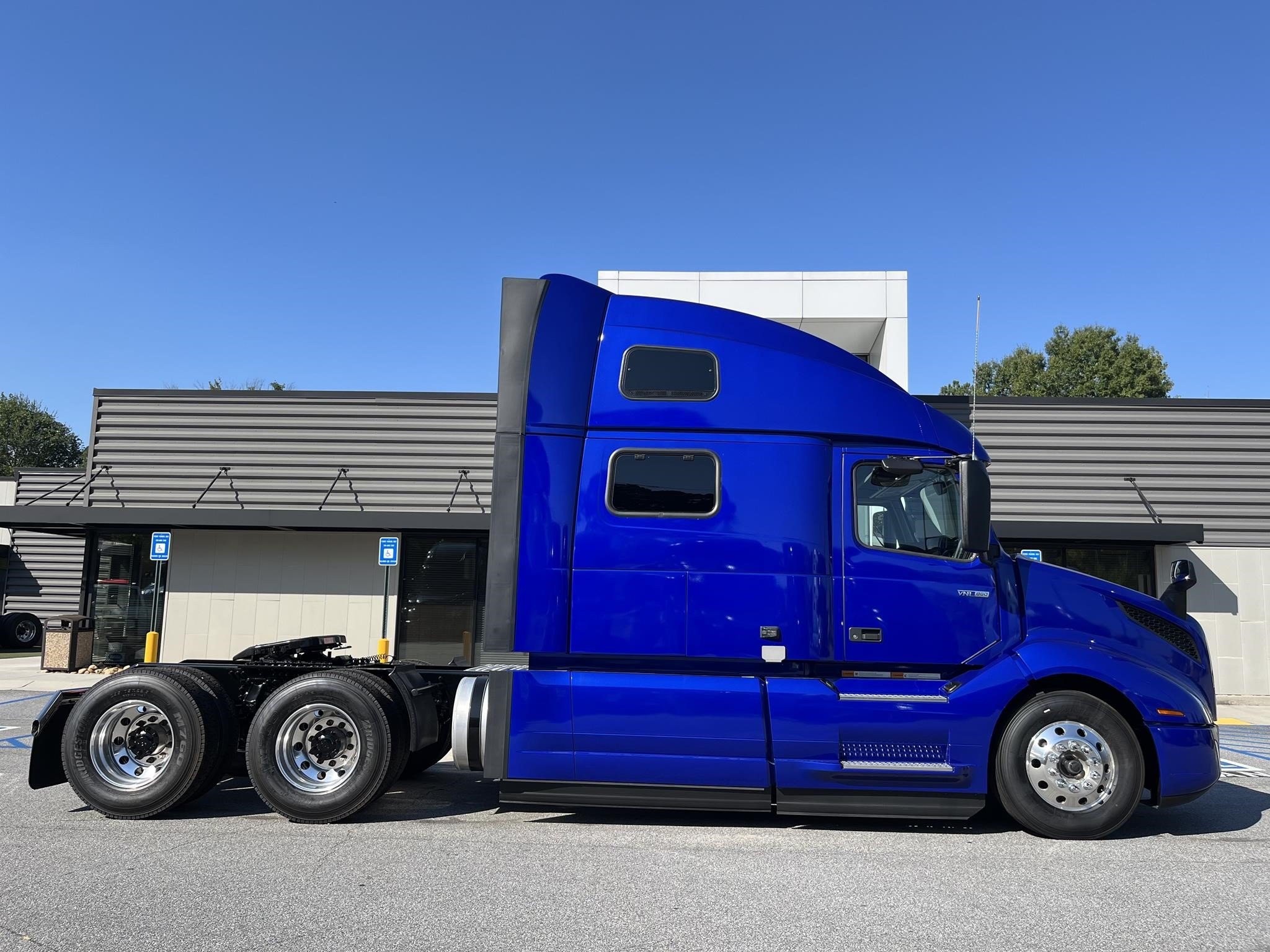 2025 VOLVO VNL64T860 - image 1 of 6