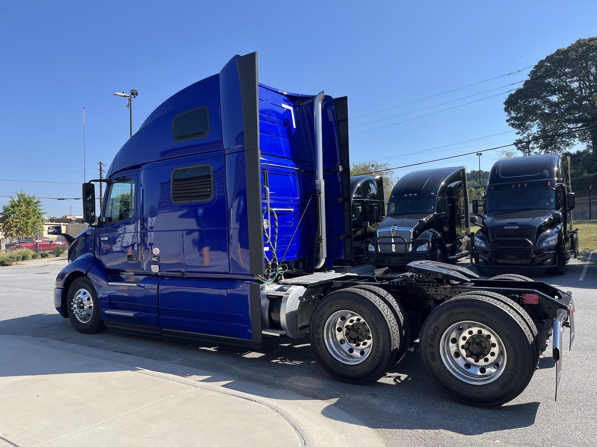 2025 VOLVO VNL64T860 - image 3 of 6