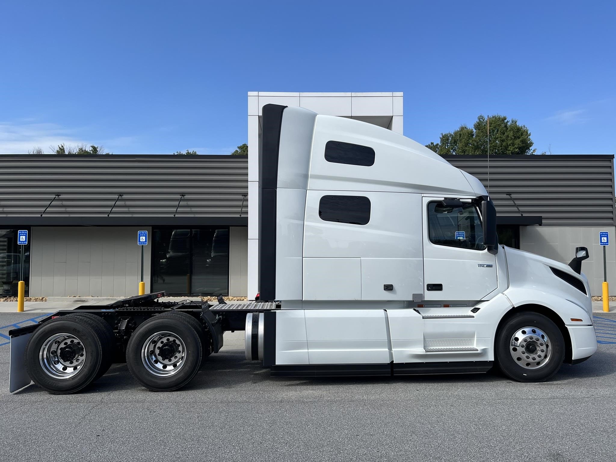 2025 VOLVO VNL64T760 - image 2 of 6