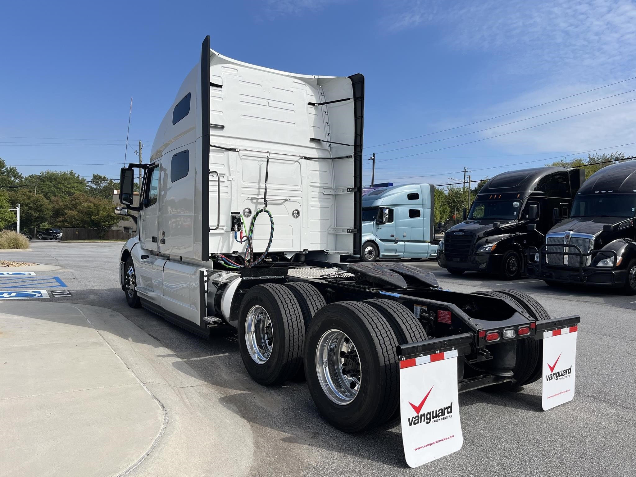 2025 VOLVO VNL64T760 - image 5 of 6