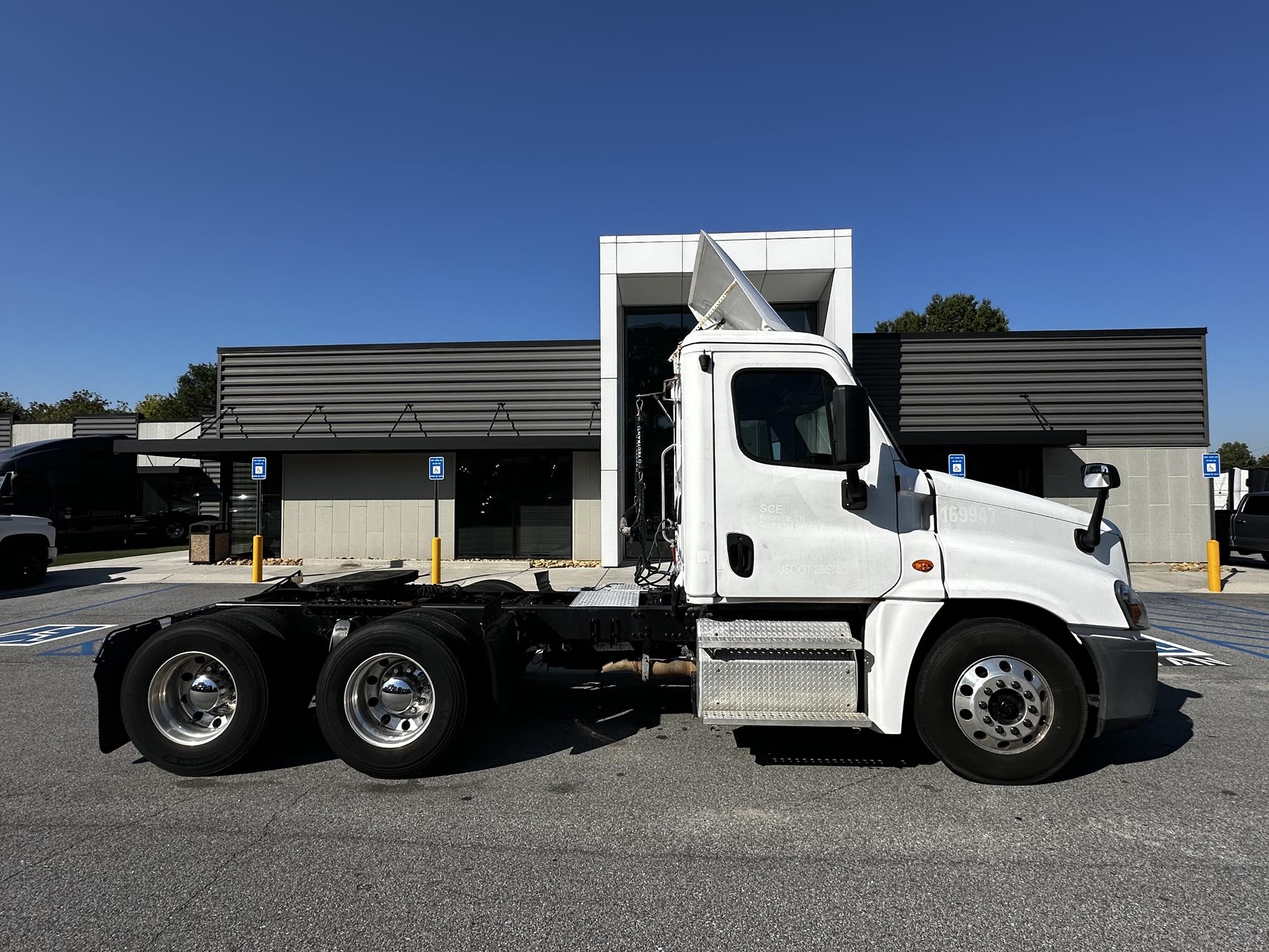 2017 FREIGHTLINER CASCADIA 125 - image 2 of 6