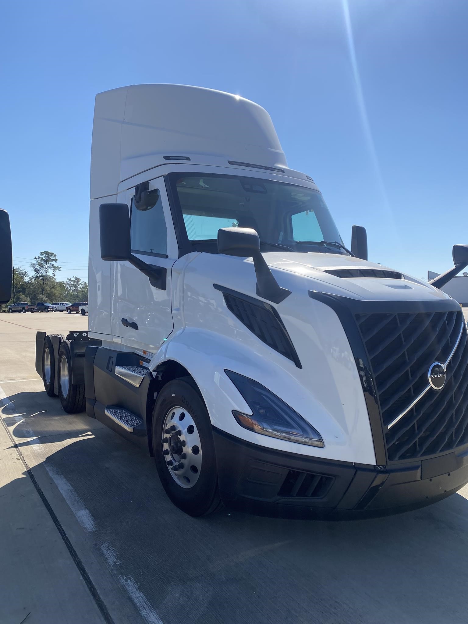 2025 VOLVO VNL64T300 - image 2 of 6