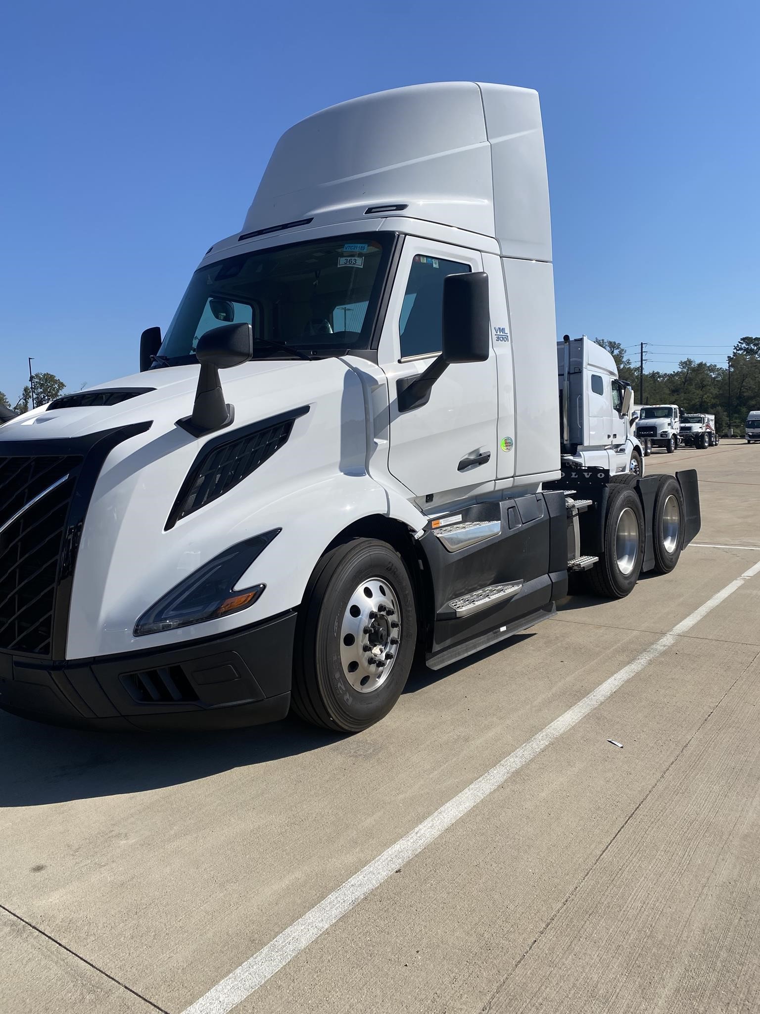 2025 VOLVO VNL64T300 - image 1 of 6