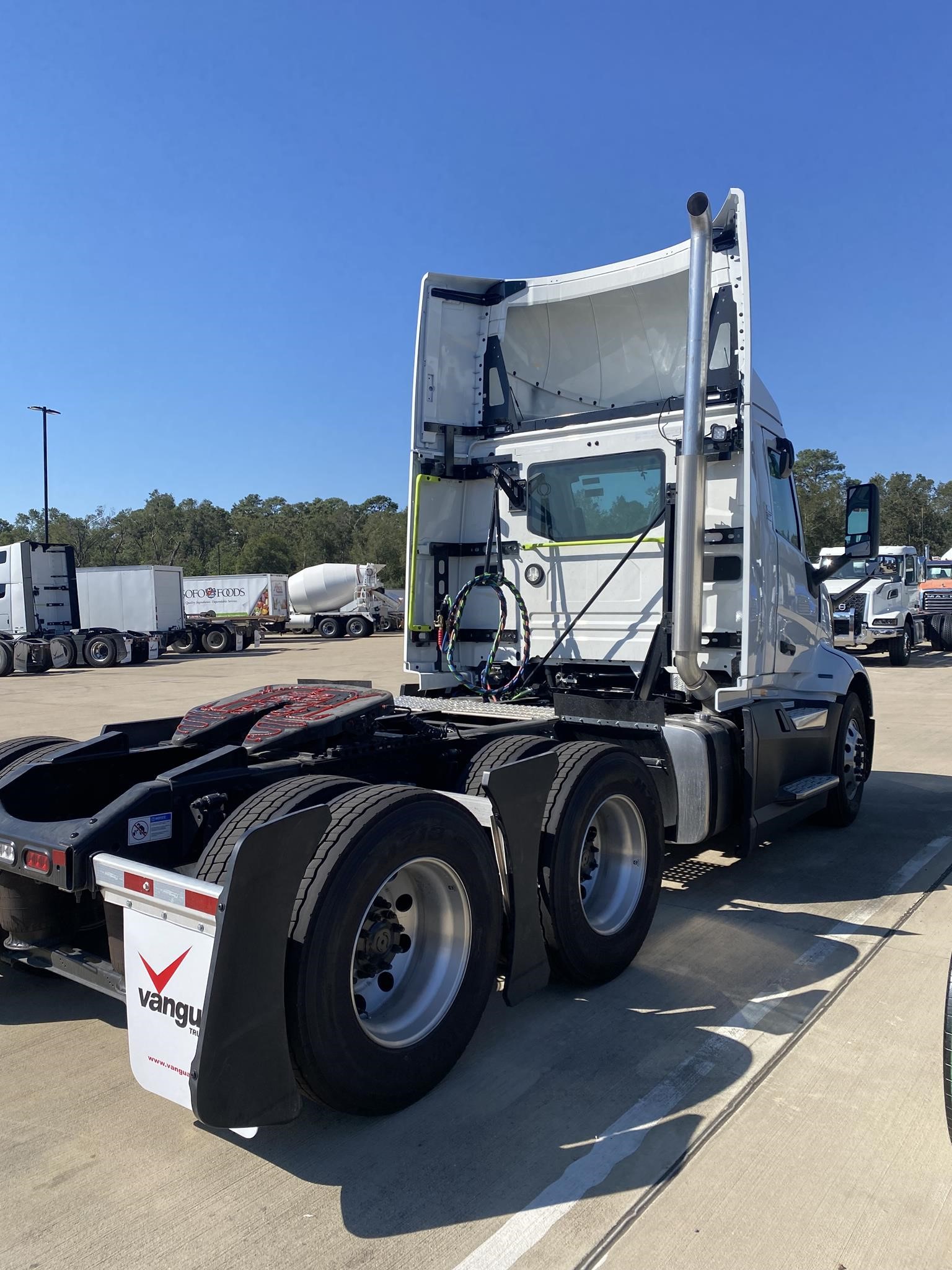 2025 VOLVO VNL64T300 - image 4 of 6