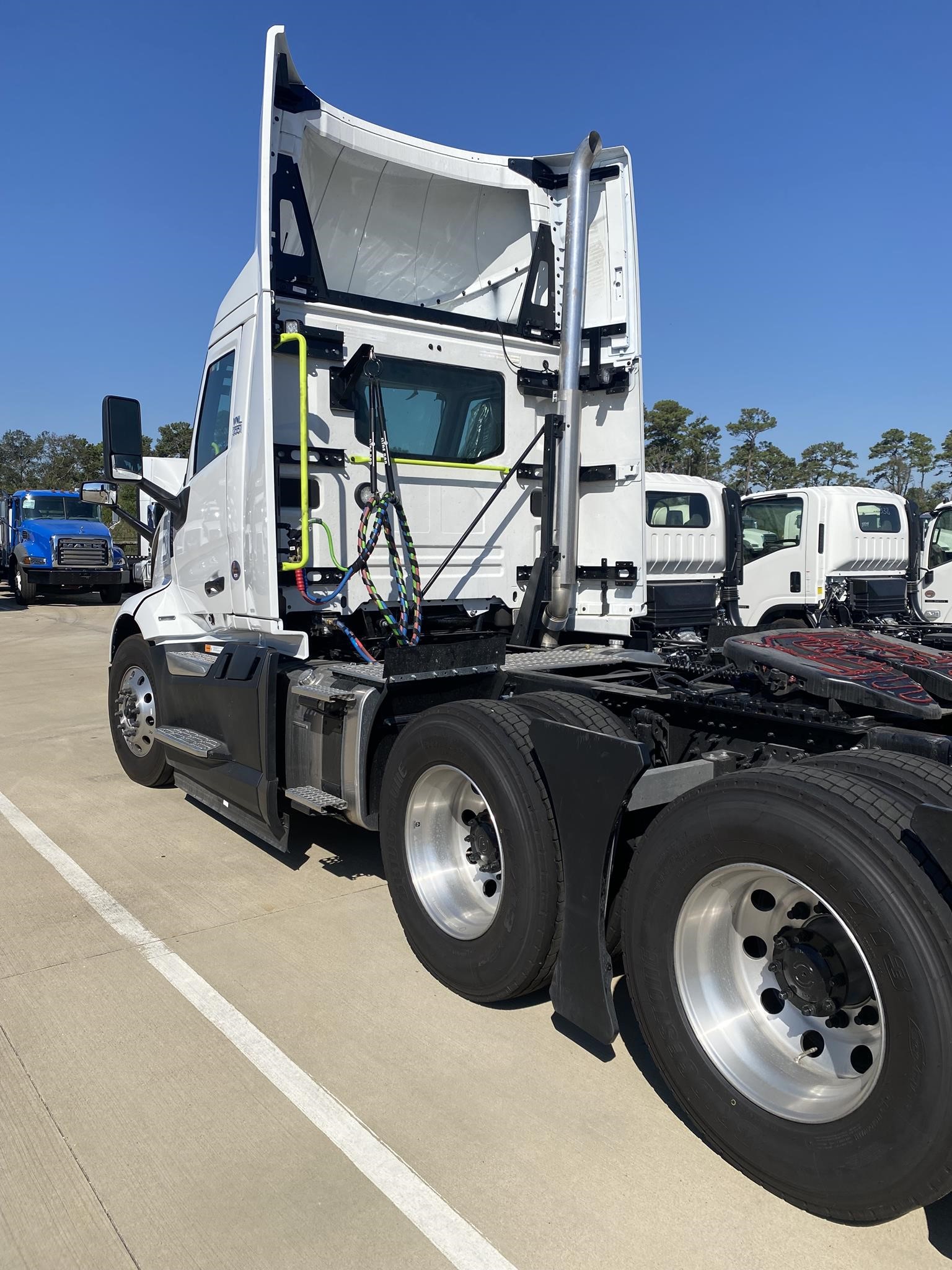 2025 VOLVO VNL64T300 - image 5 of 6