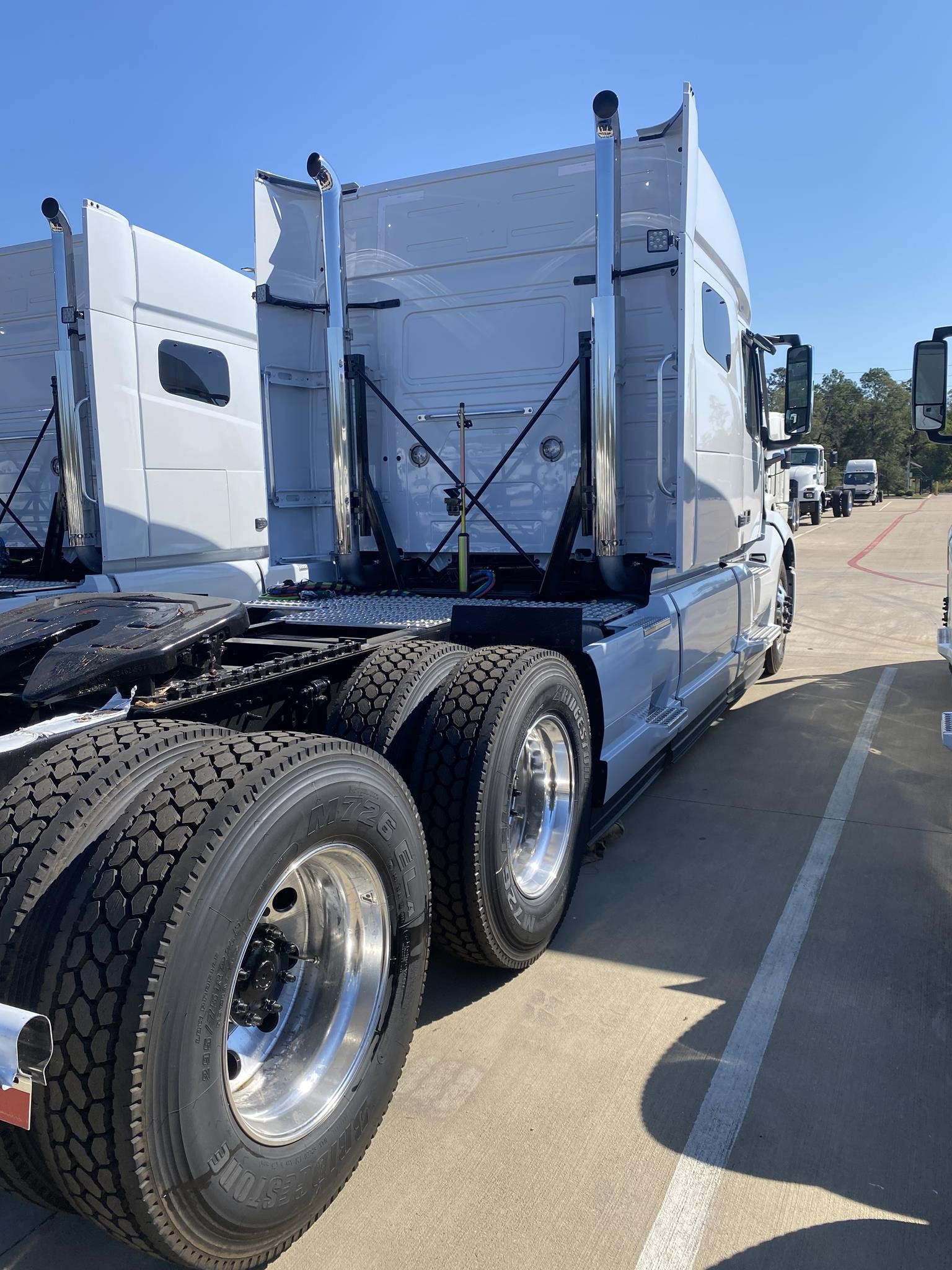 2025 VOLVO VNL64T740 - image 4 of 6