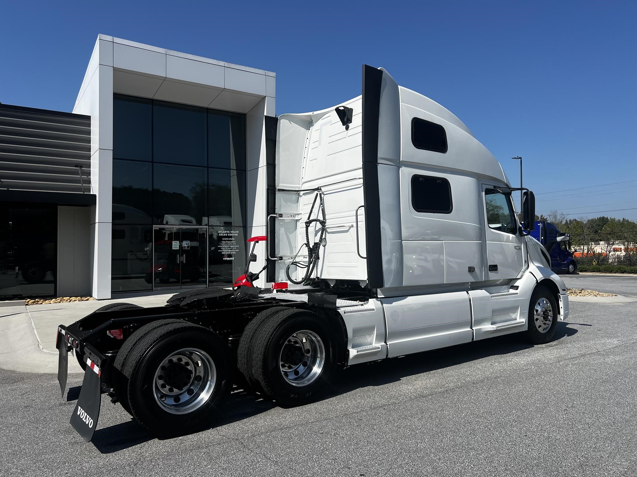 2022 VOLVO VNL64T860 - image 3 of 6