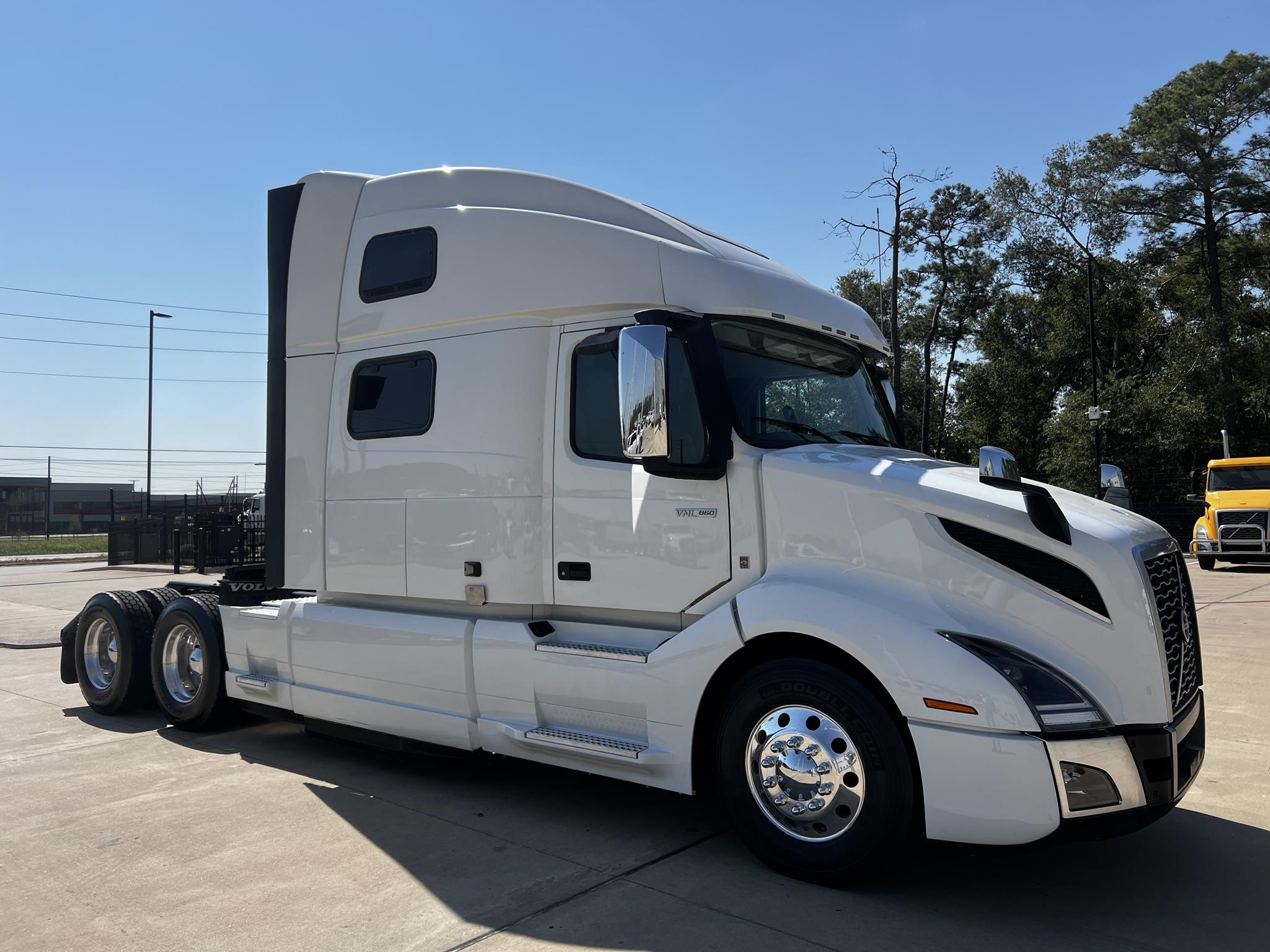 2022 VOLVO VNL64T860 - image 3 of 6