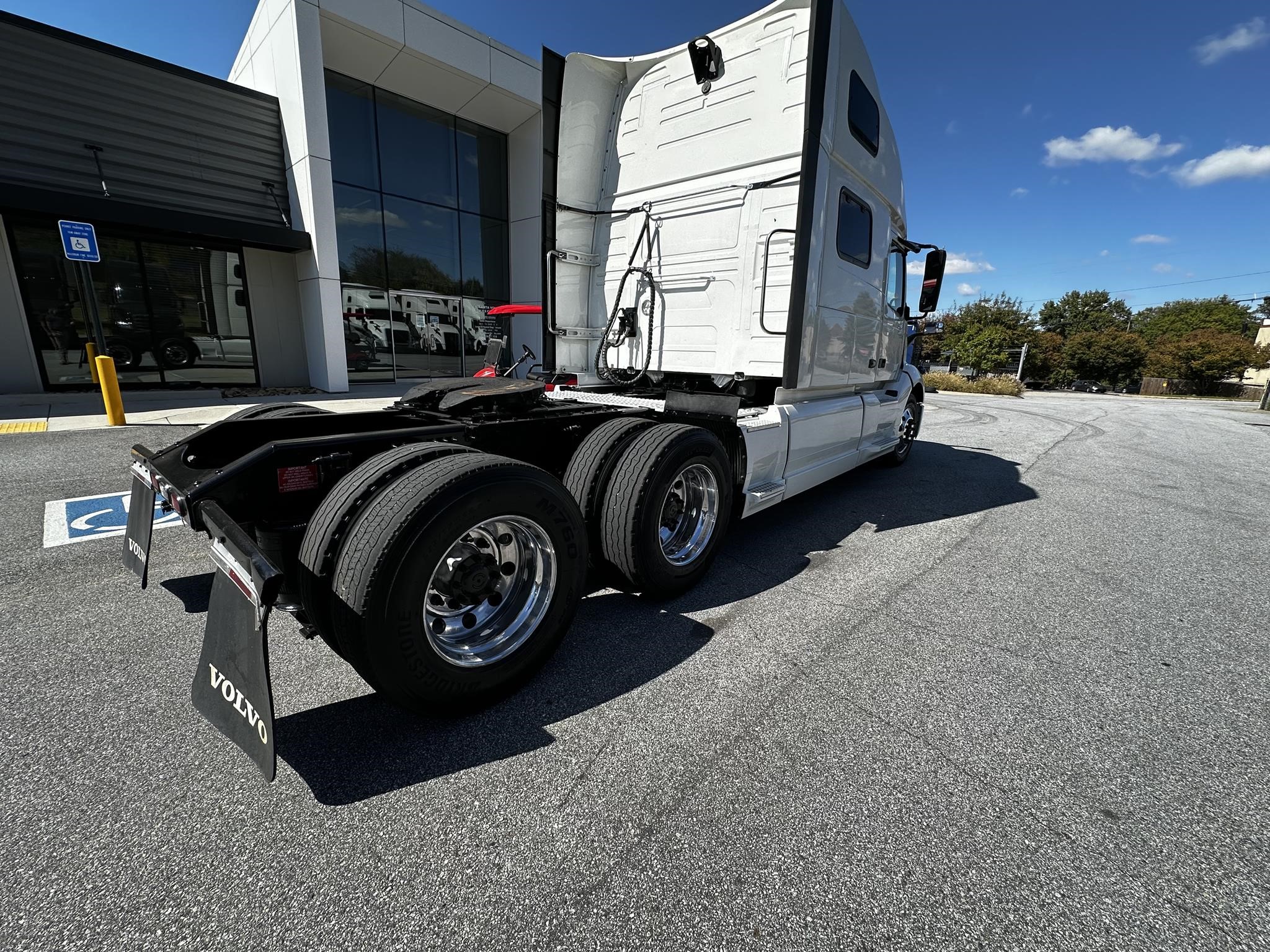 2022 VOLVO VNL64T860 - image 3 of 6