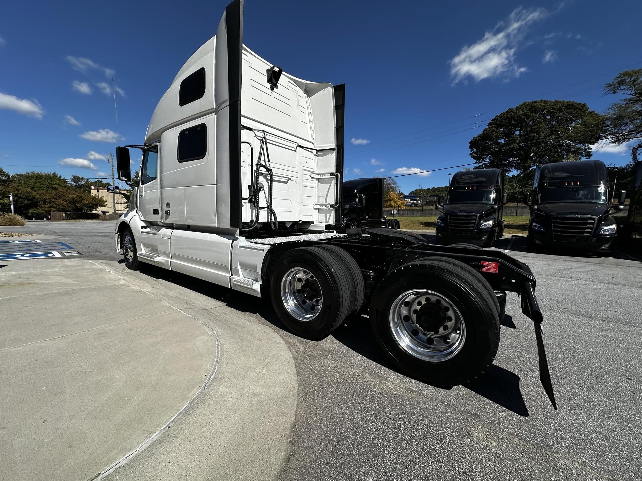 2022 VOLVO VNL64T860 - image 5 of 6