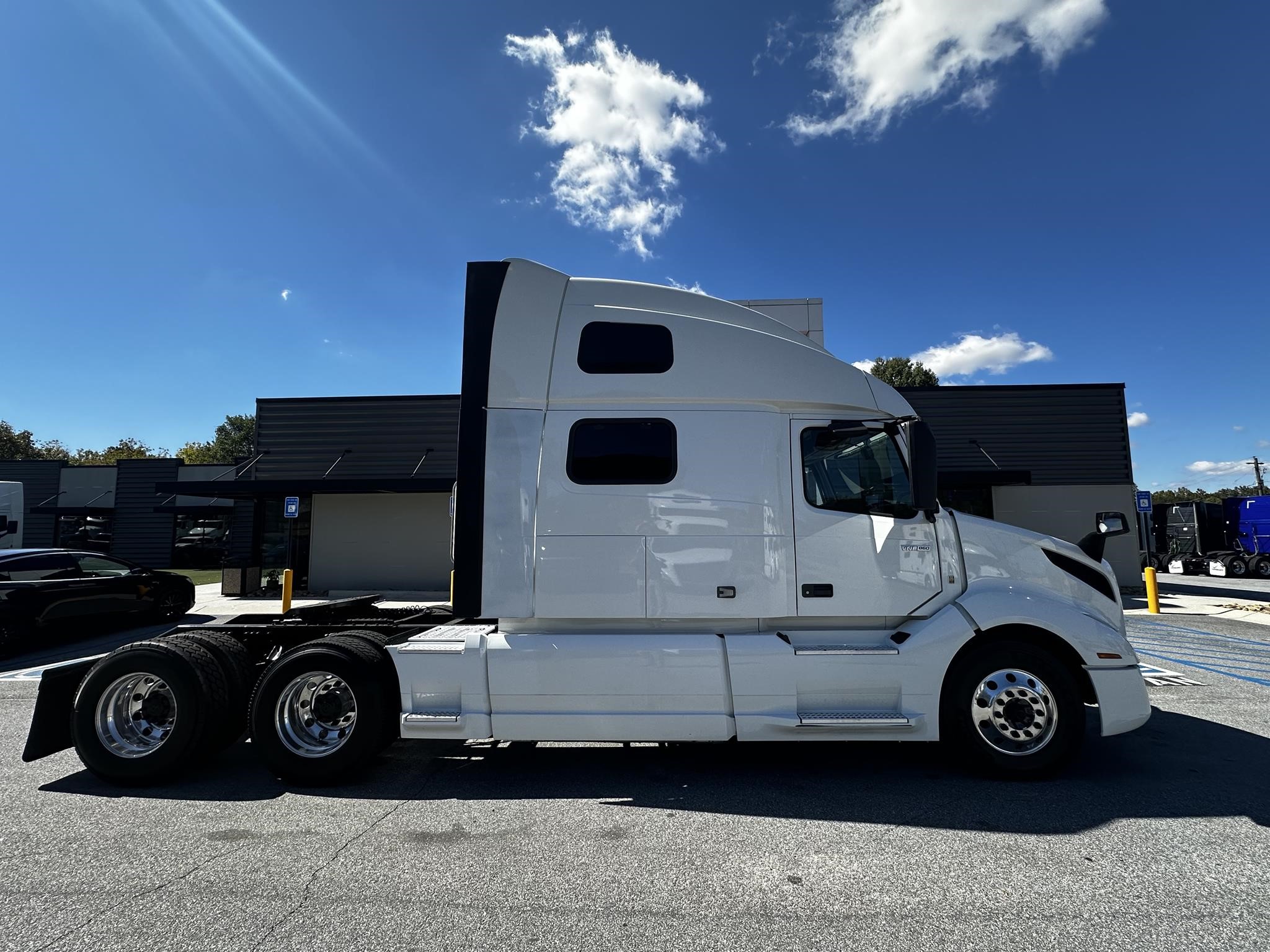 2022 VOLVO VNL64T860 - image 2 of 6