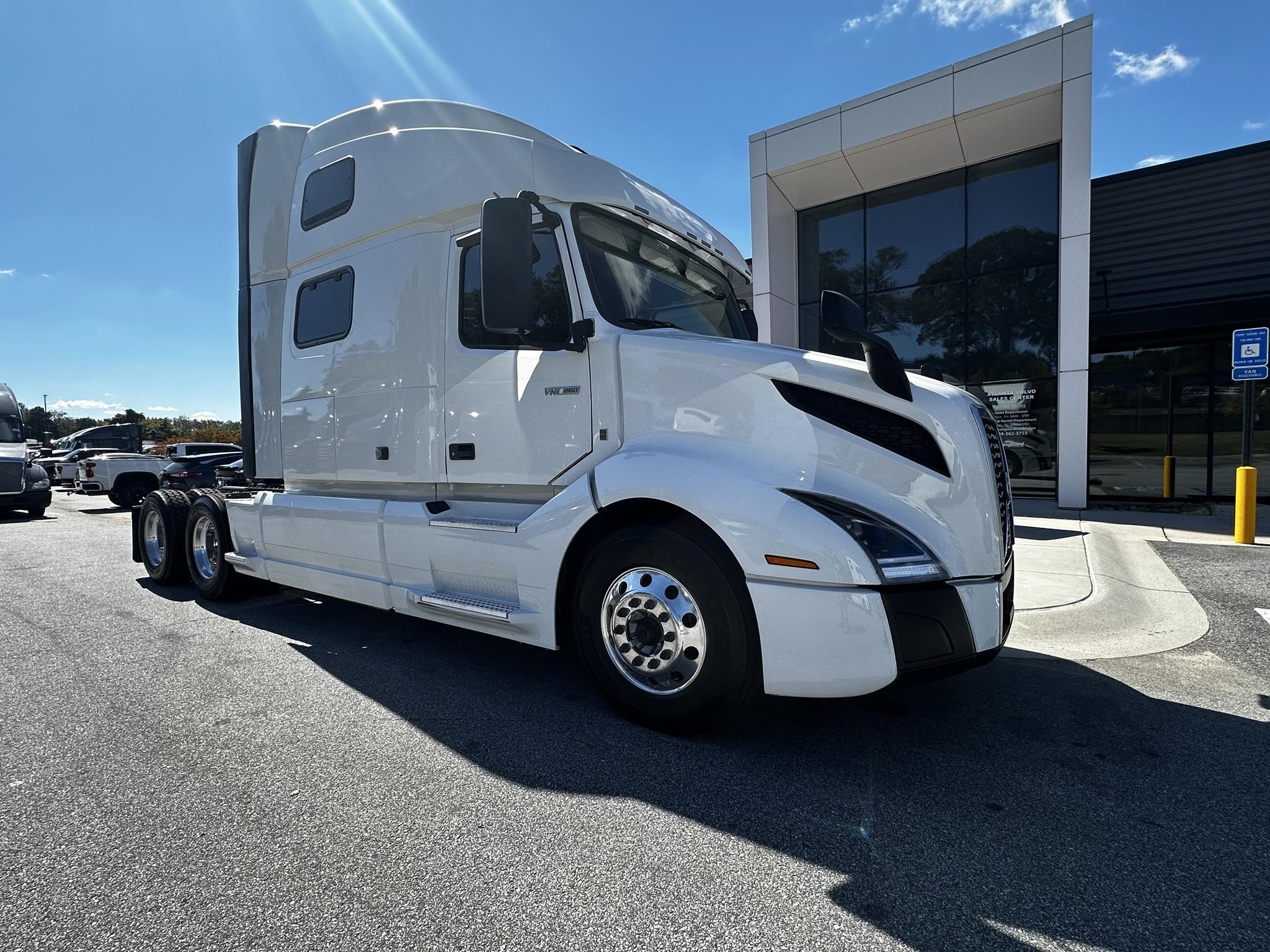 2022 VOLVO VNL64T860 - image 1 of 6