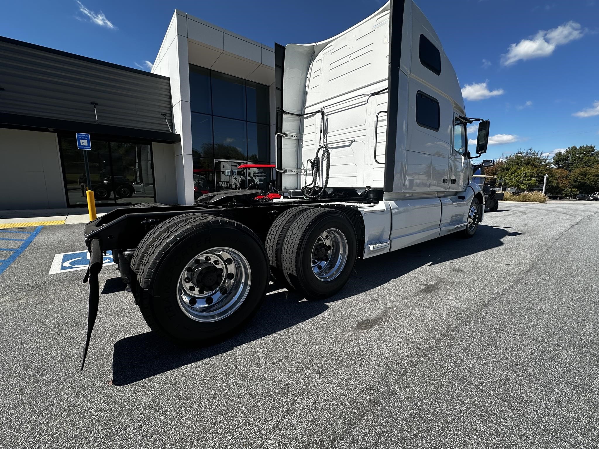 2022 VOLVO VNL64T860 - image 3 of 6