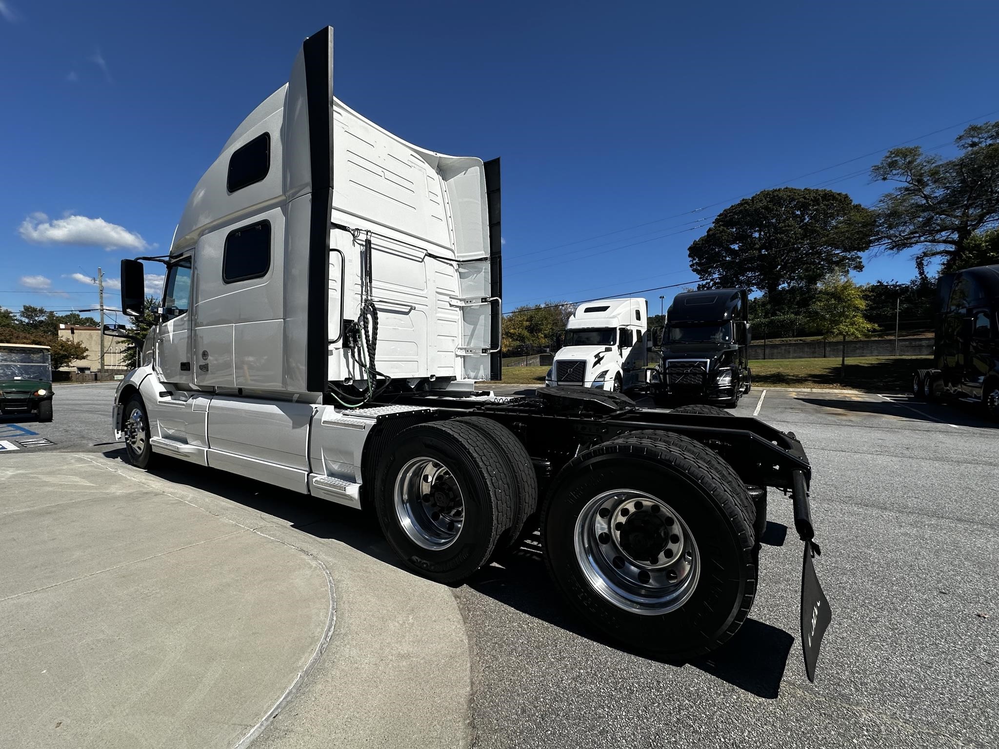 2022 VOLVO VNL64T860 - image 4 of 6