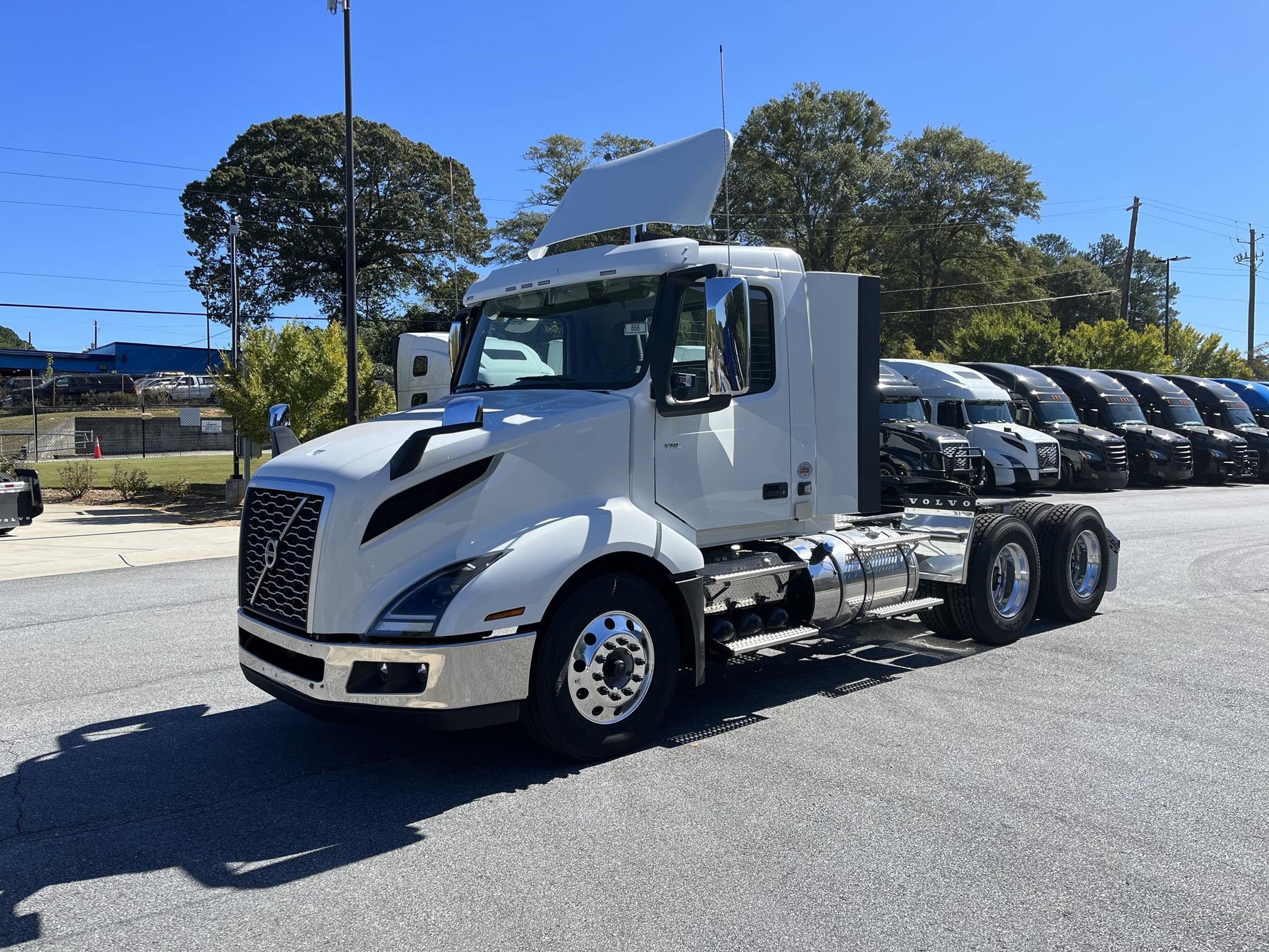 2025 VOLVO VNL64T300 - image 1 of 6