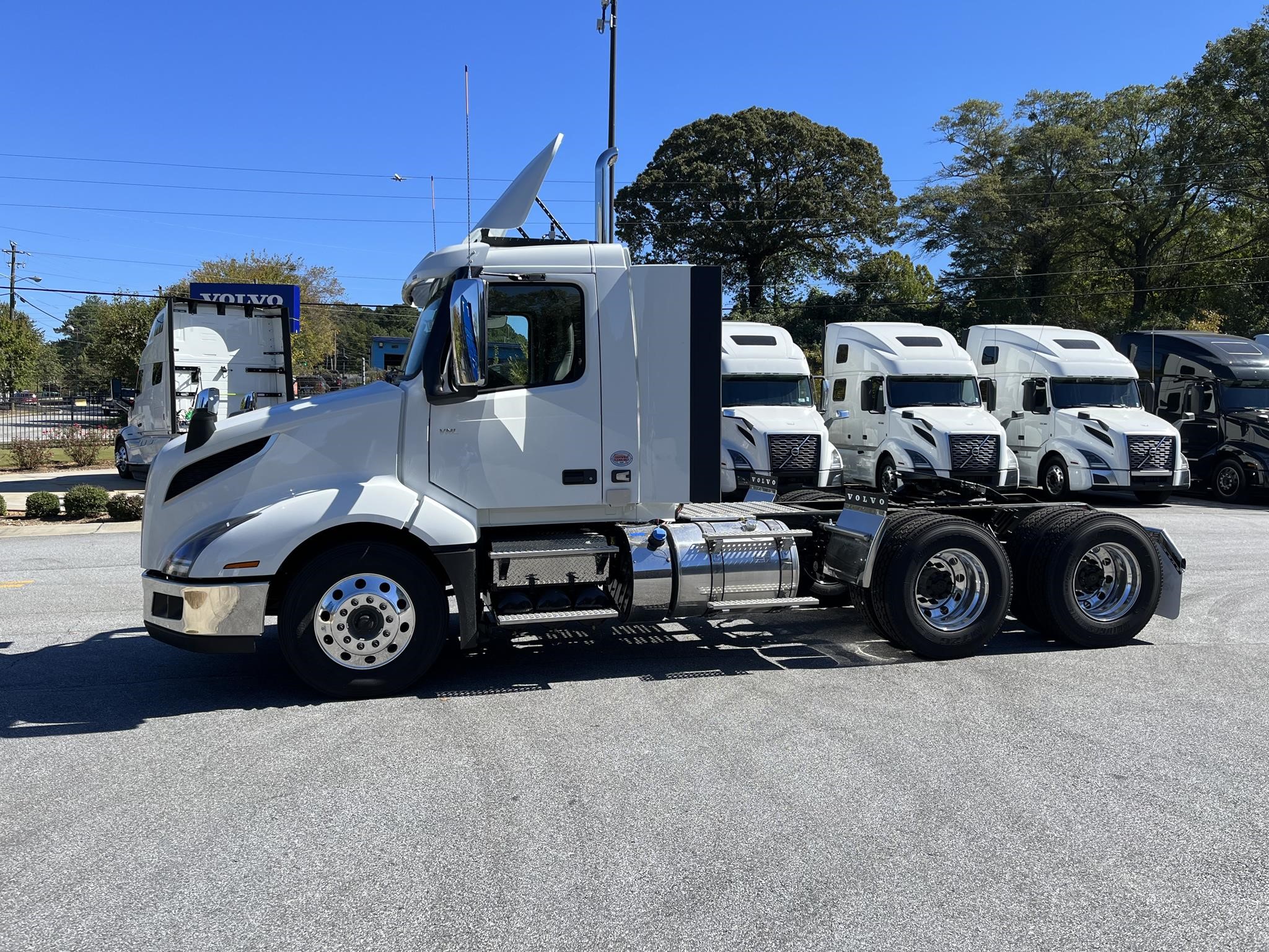 2025 VOLVO VNL64T300 - image 2 of 6