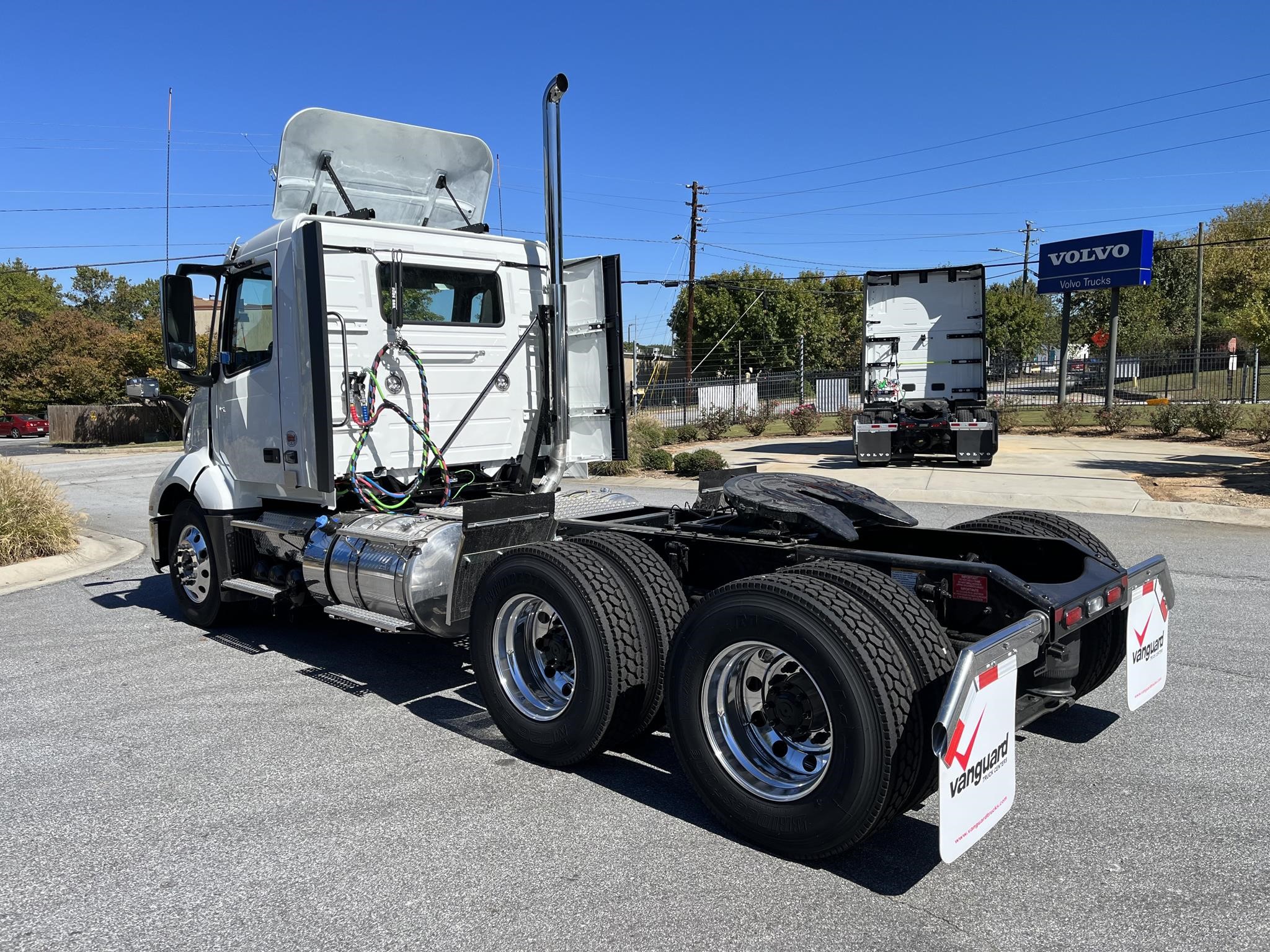 2025 VOLVO VNL64T300 - image 3 of 6