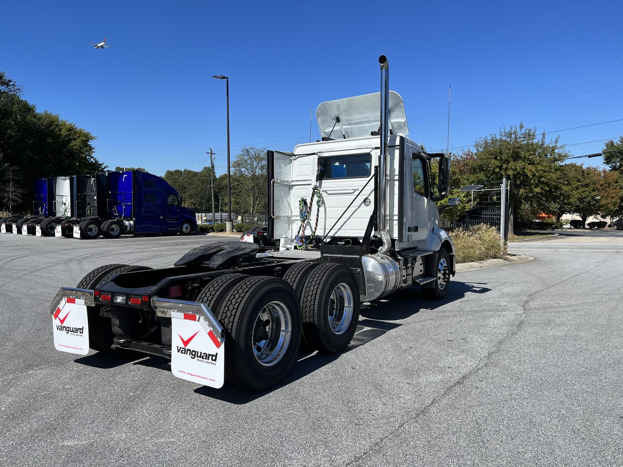 2025 VOLVO VNL64T300 - image 4 of 6