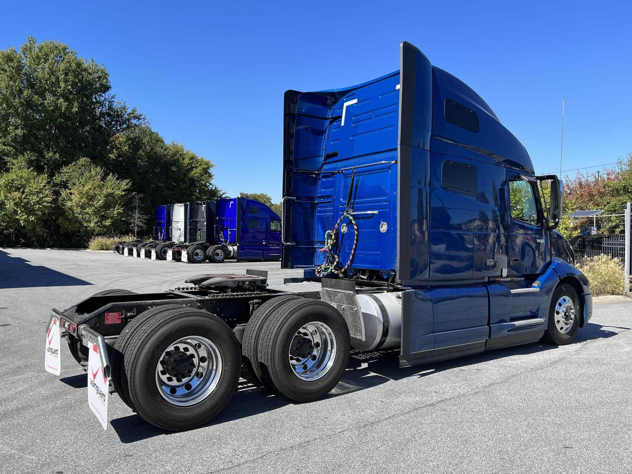 2025 VOLVO VNL64T760 - image 3 of 6