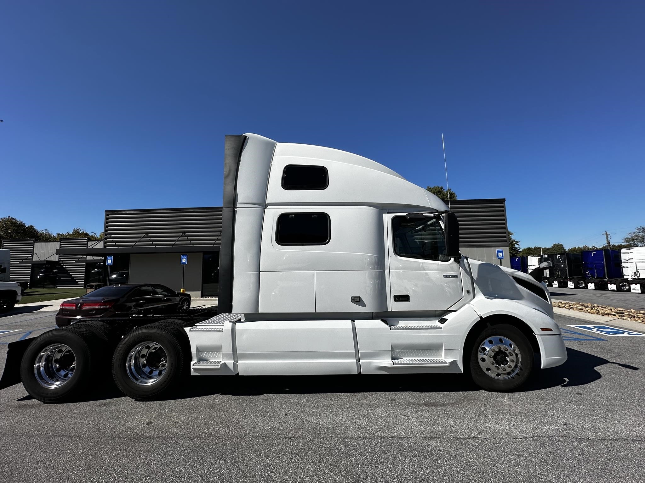 2022 VOLVO VNL64T860 - image 2 of 6