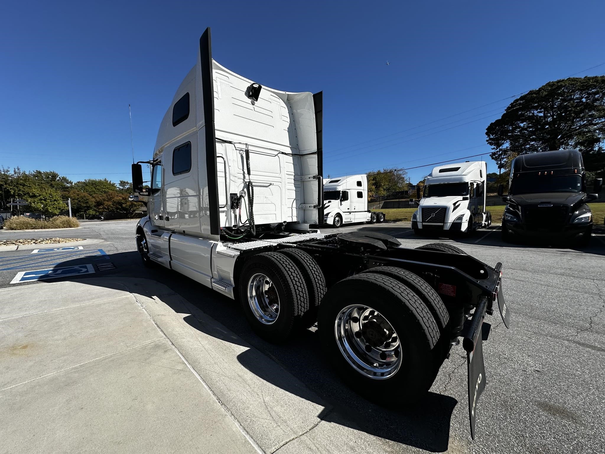 2022 VOLVO VNL64T860 - image 5 of 6