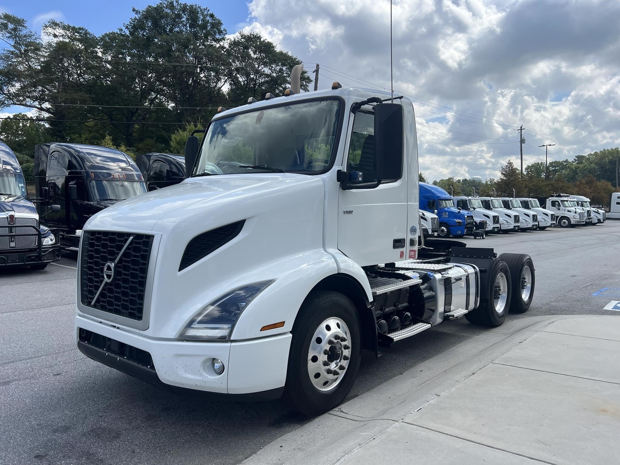 2020 VOLVO VNR64T300 - image 4 of 6