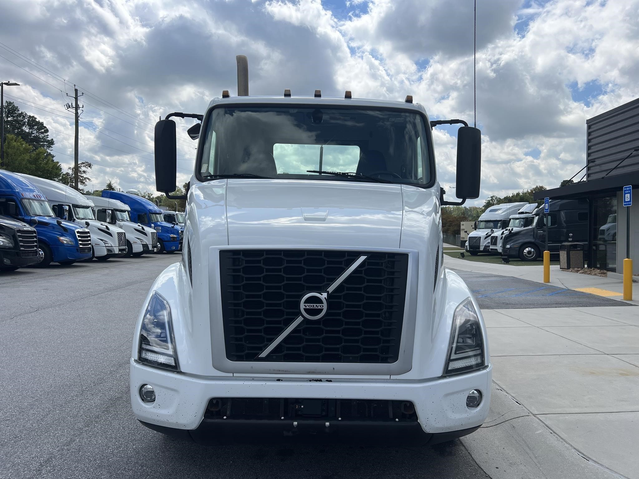 2020 VOLVO VNR64T300 - image 5 of 6