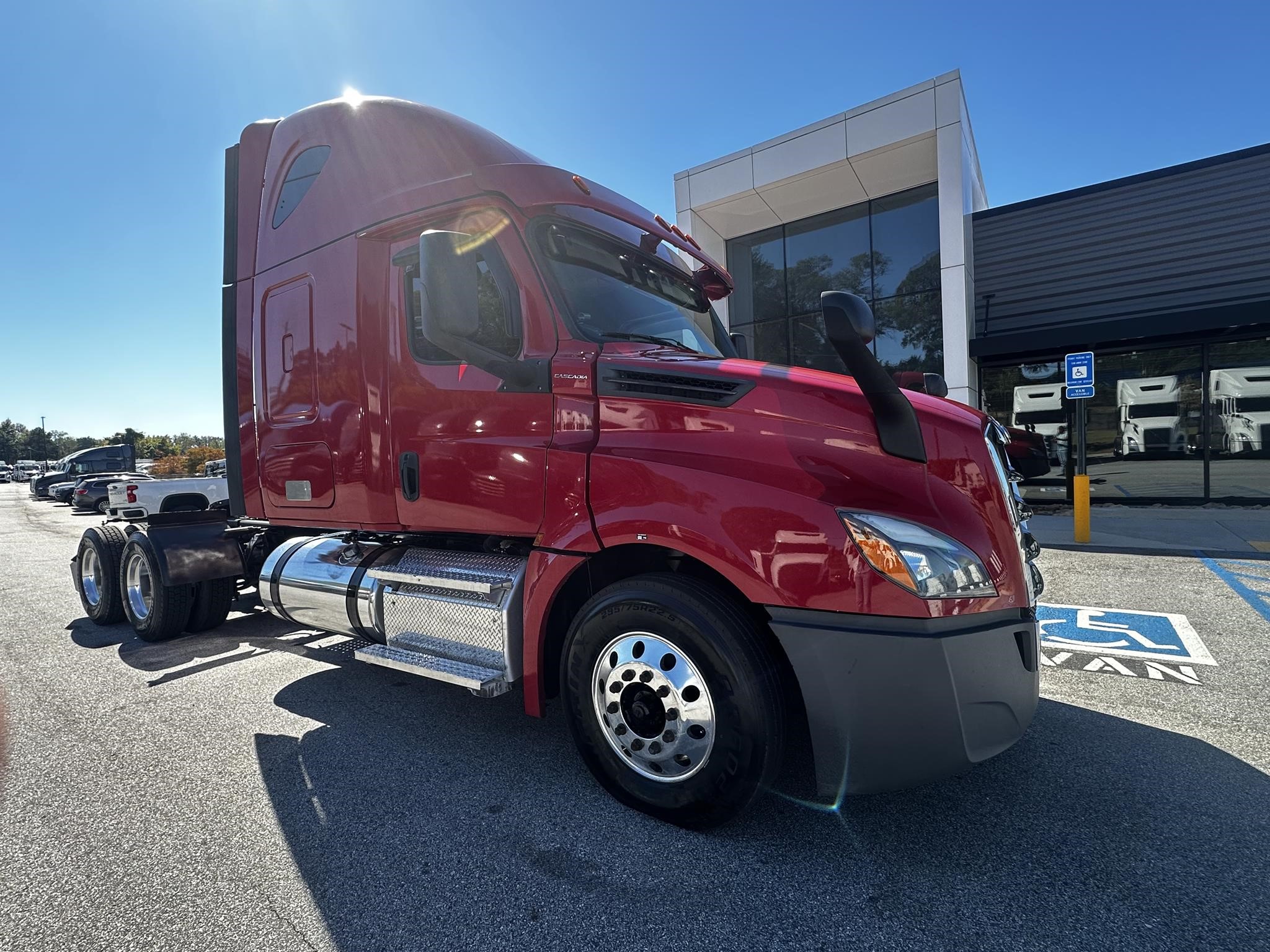 2020 FREIGHTLINER CASCADIA 126 - image 1 of 6