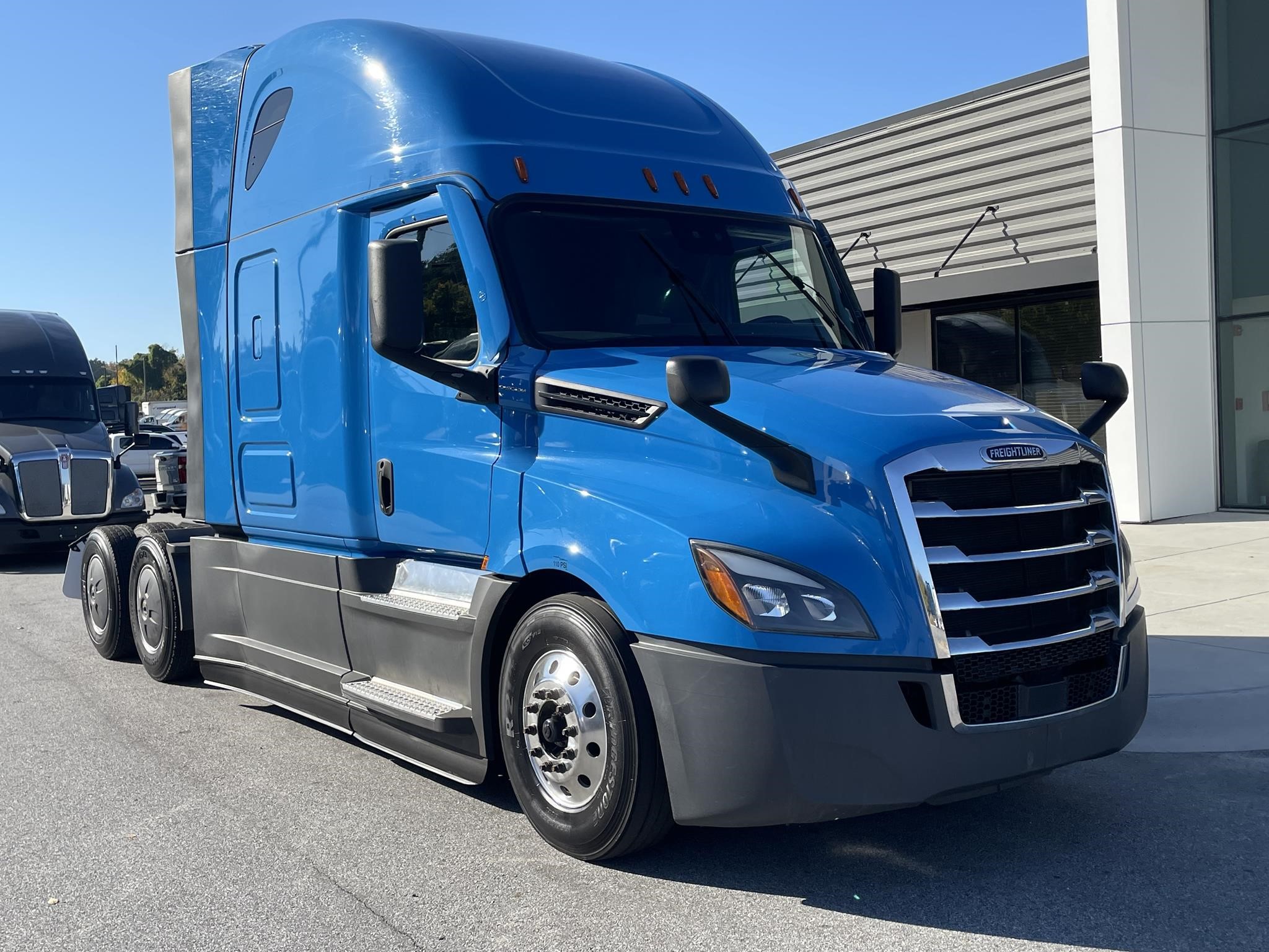 2021 FREIGHTLINER CASCADIA 126 - image 1 of 6