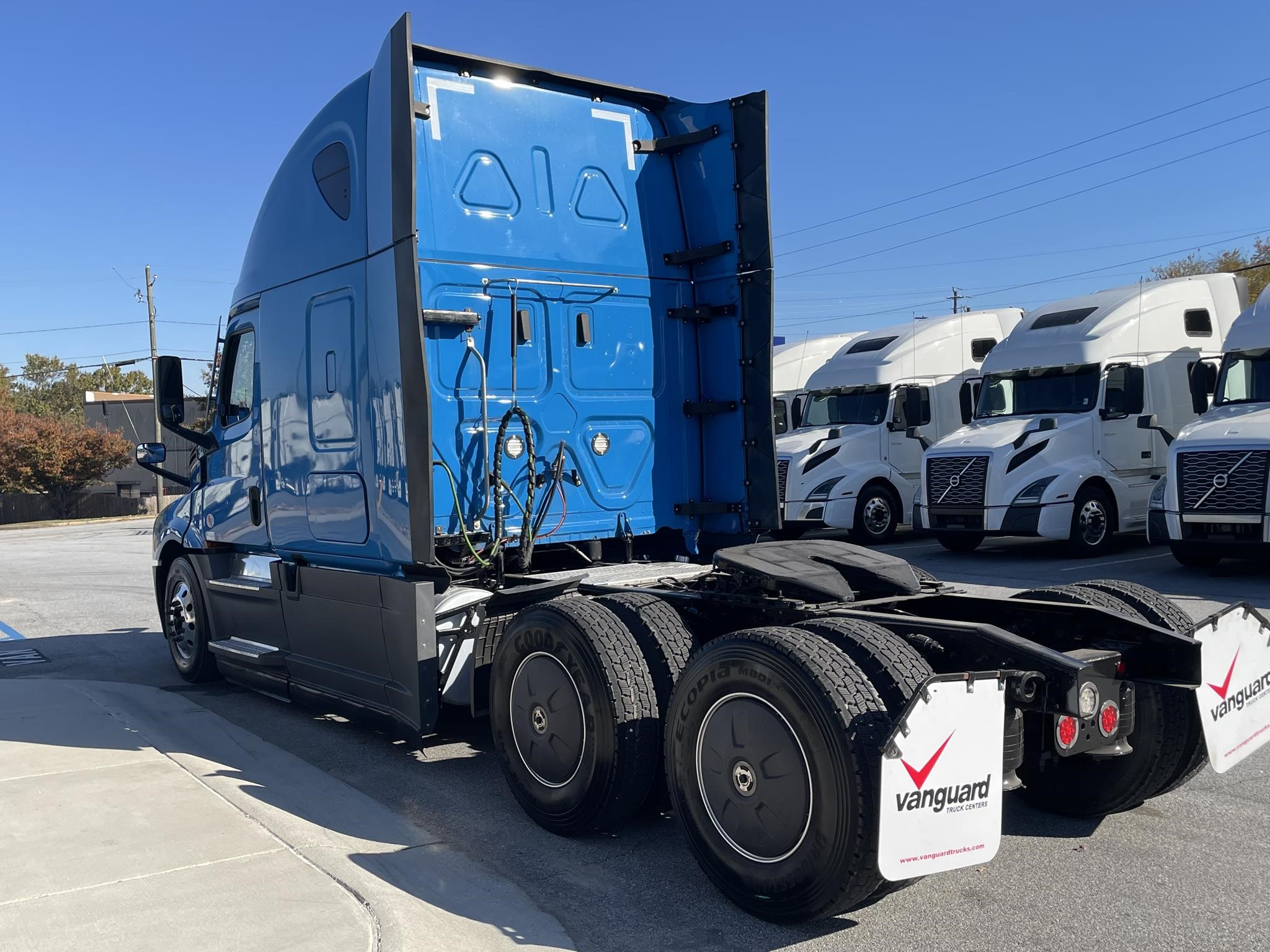 2021 FREIGHTLINER CASCADIA 126 - image 5 of 6