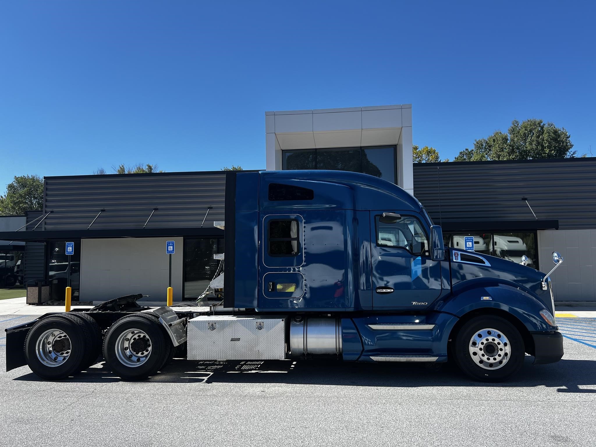 2020 KENWORTH T680 - image 2 of 6