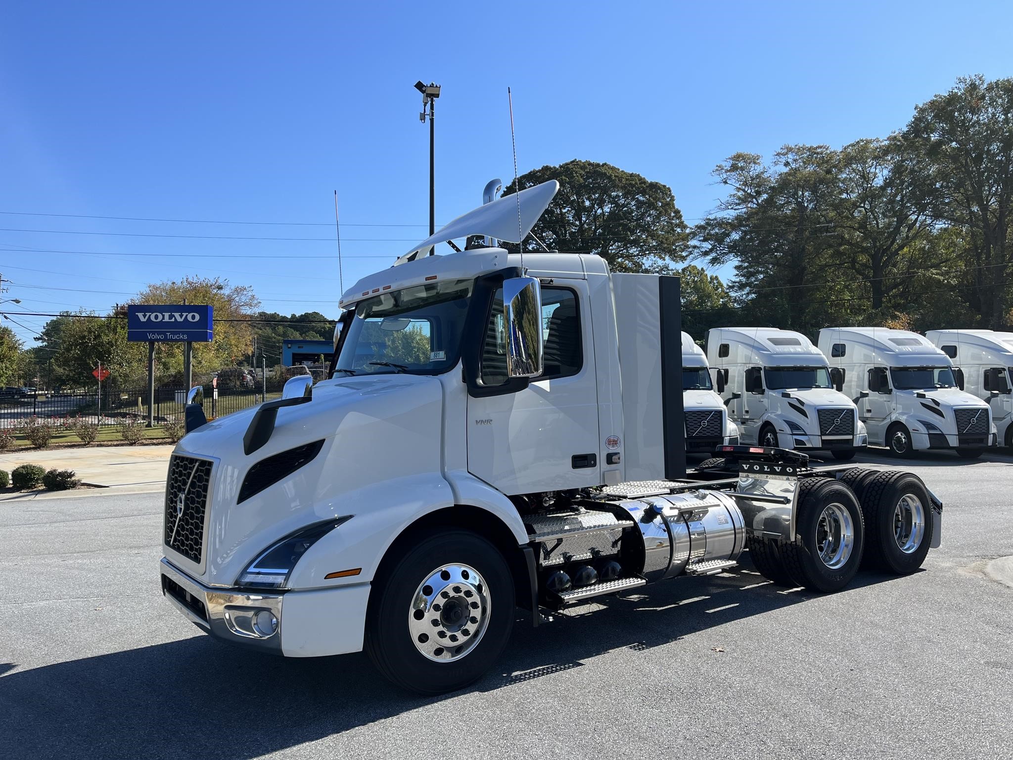 2025 VOLVO VNR64T300 - image 2 of 6