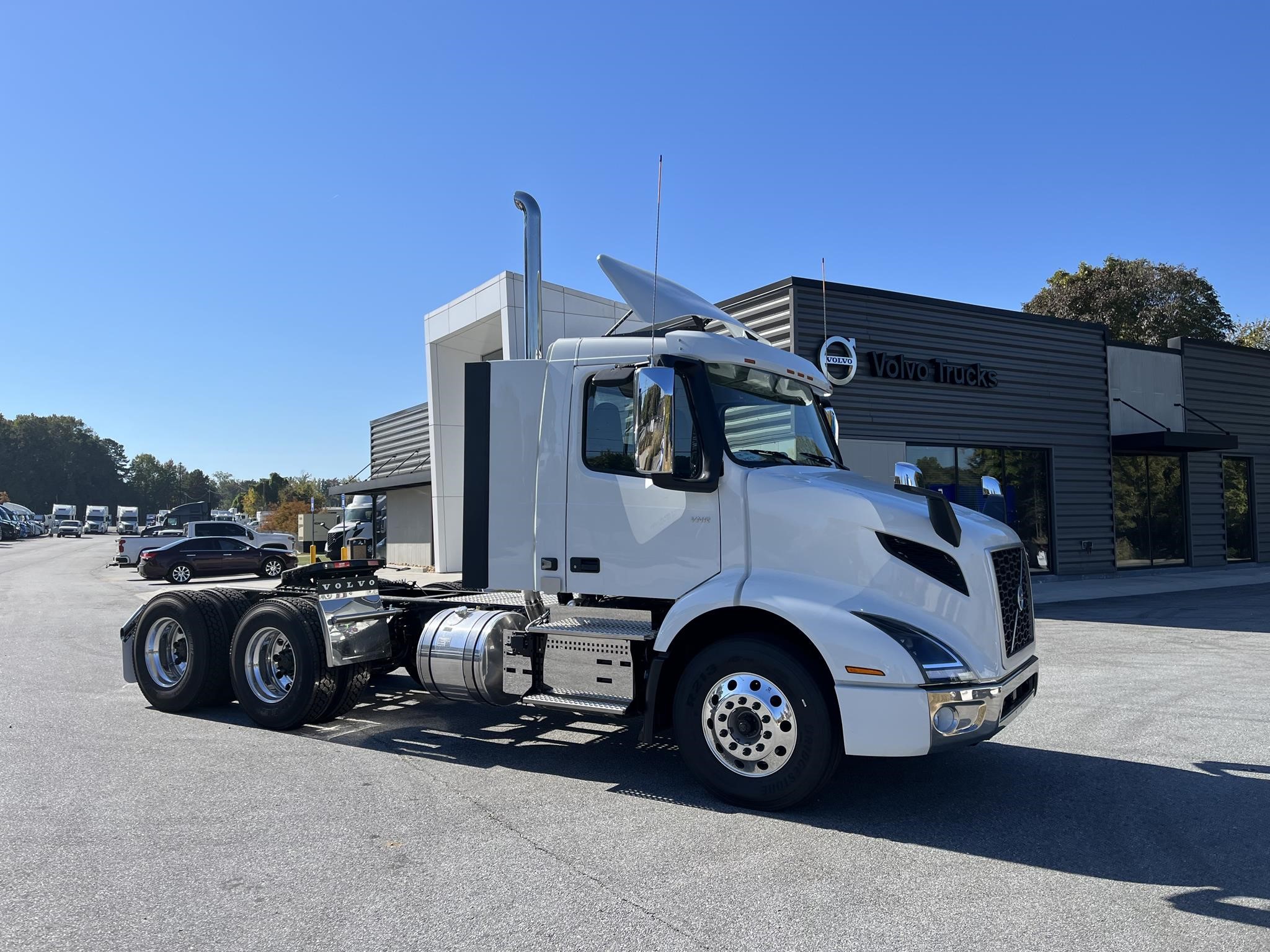 2025 VOLVO VNR64T300 - image 1 of 6