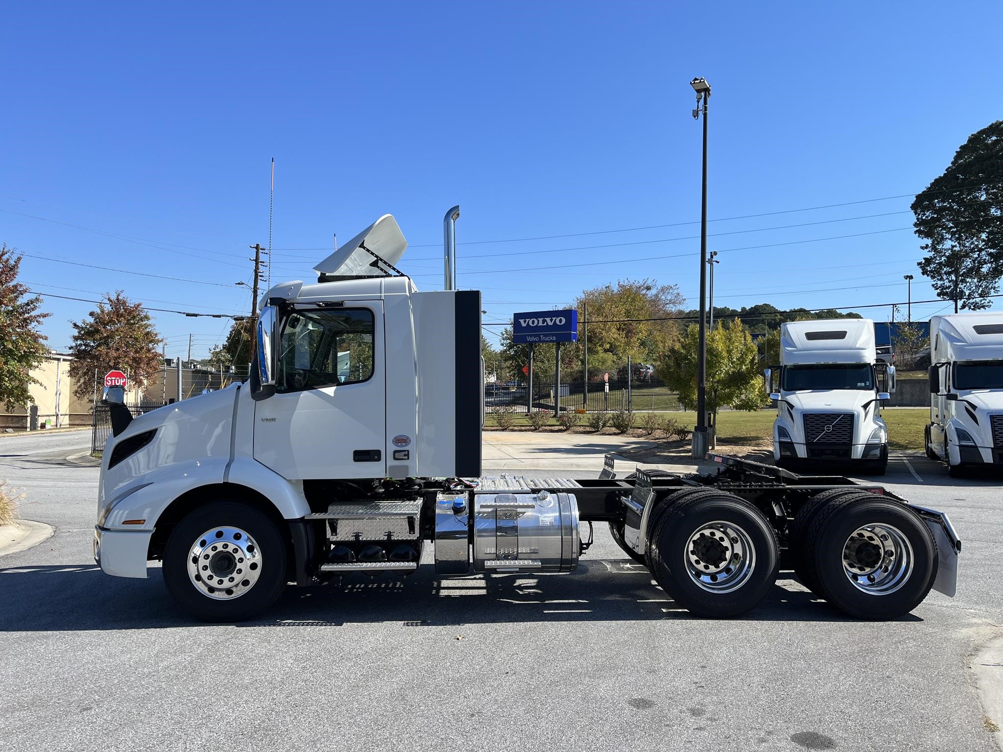 2025 VOLVO VNR64T300 - image 3 of 6