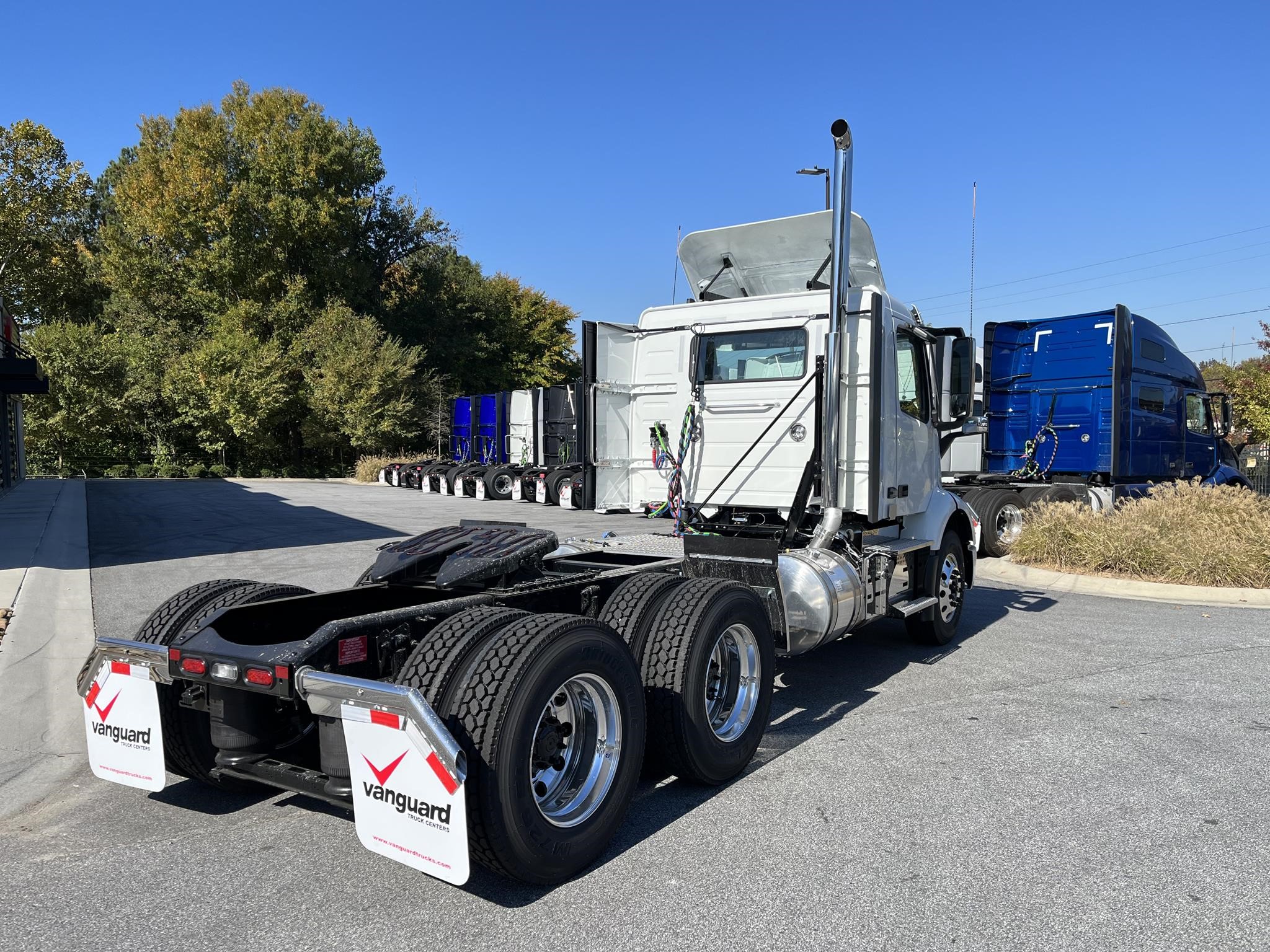 2025 VOLVO VNR64T300 - image 5 of 6