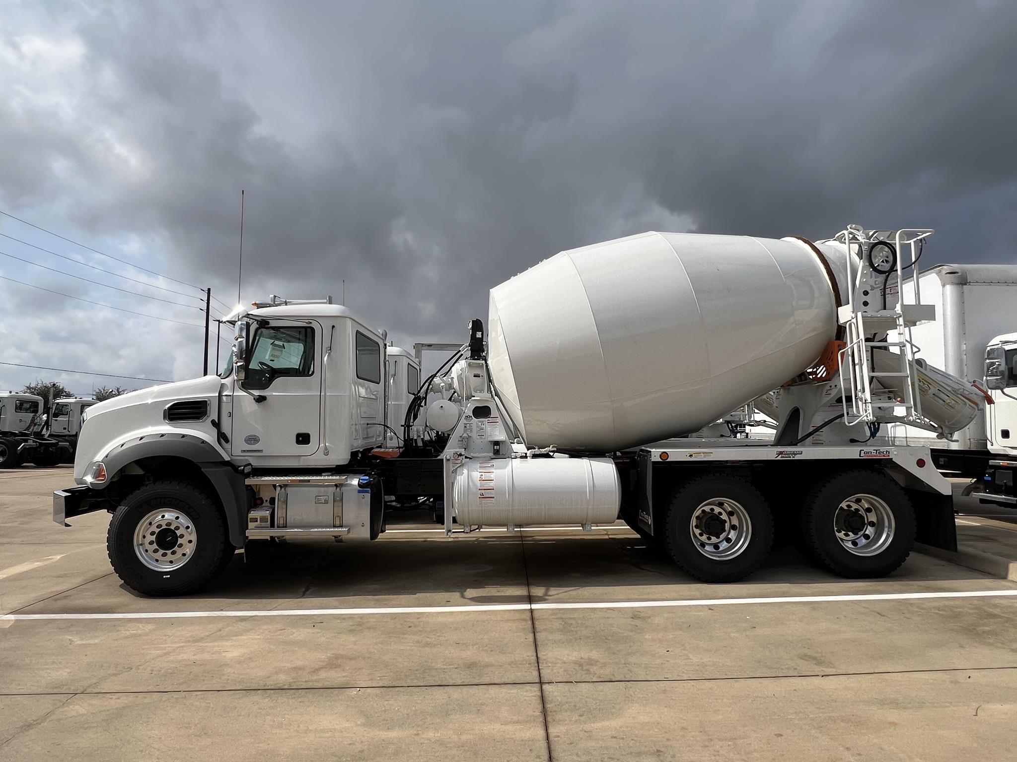 2024 MACK GRANITE 64BR - image 3 of 6