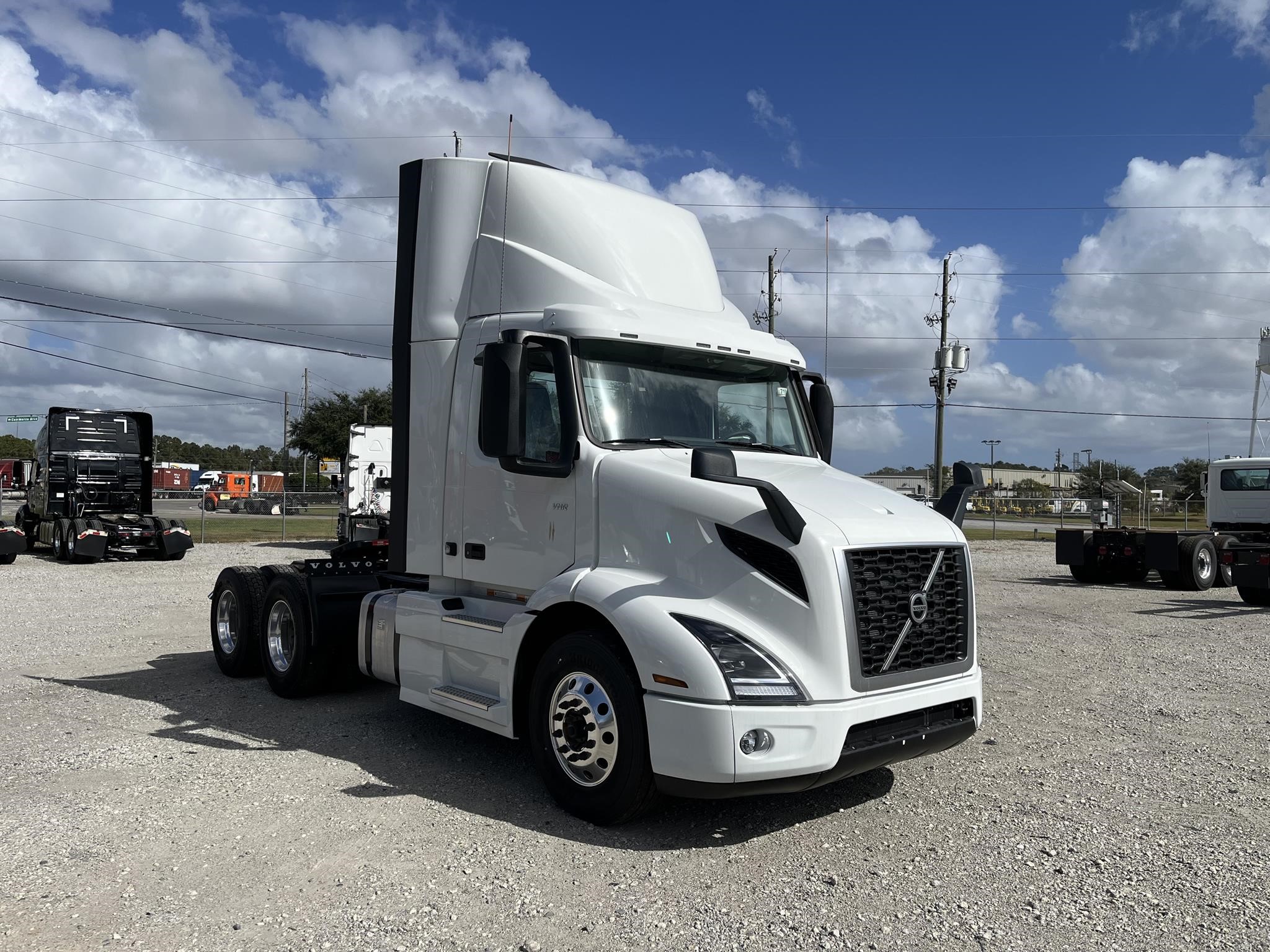 2025 VOLVO VNR64T300 - image 3 of 6