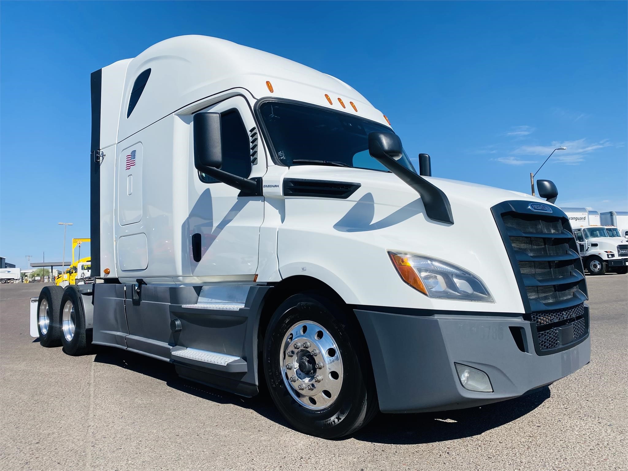 2020 FREIGHTLINER CASCADIA 126 - image 1 of 2