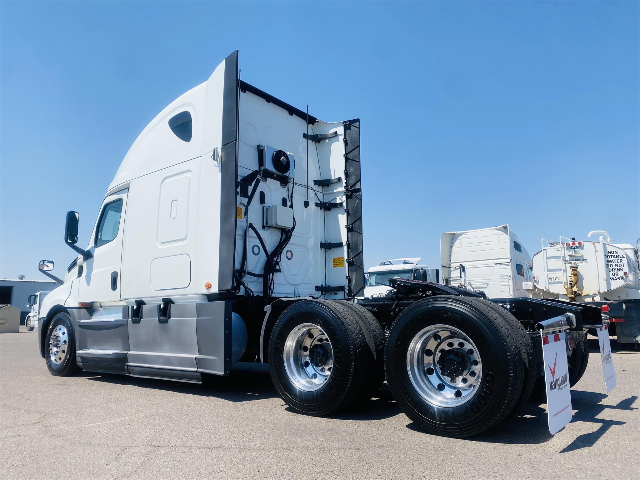 2020 FREIGHTLINER CASCADIA 126 - image 2 of 2