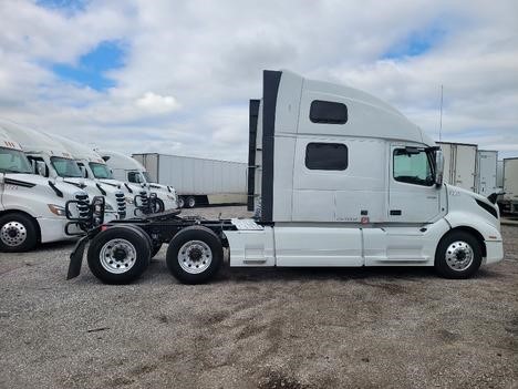 2022 VOLVO VNL64T860 - image 3 of 6