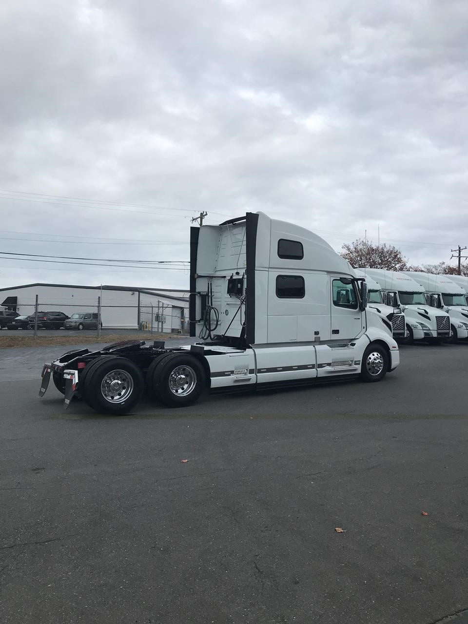 2022 VOLVO VNL64T860 - image 2 of 6